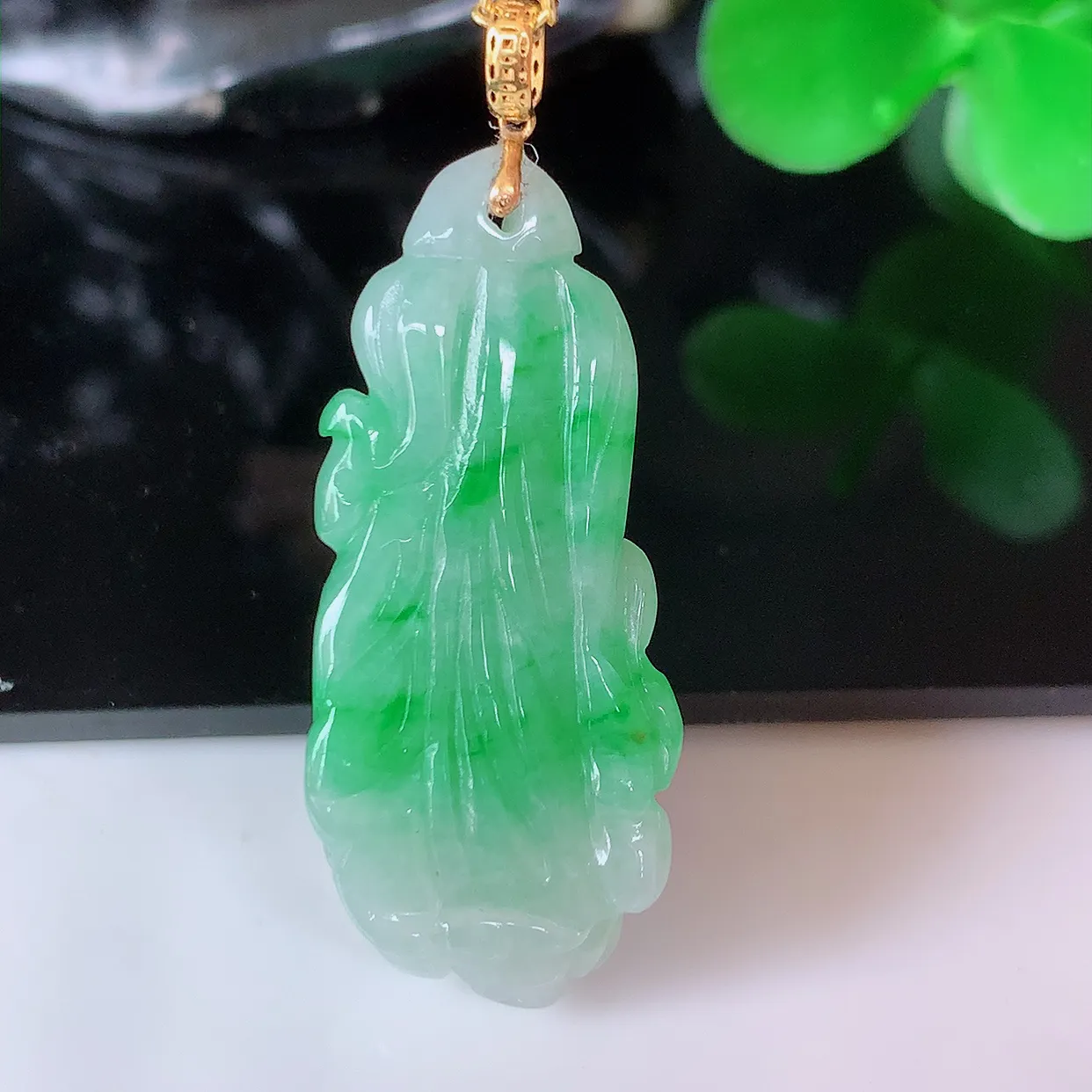 18K金镶嵌飘绿招百财白菜翡翠吊坠，百财聚来，财源滚滚，色泽鲜艳，精工水润的白菜，性价比高！#1.12