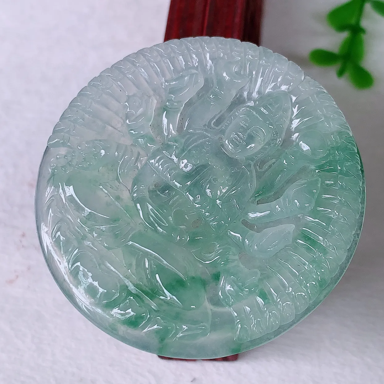 自然光实拍，冰种飘花千手观音吊坠，赐福翡翠观音，翠绿迷人，观音面相端庄，佩戴时尚出众！#89.12