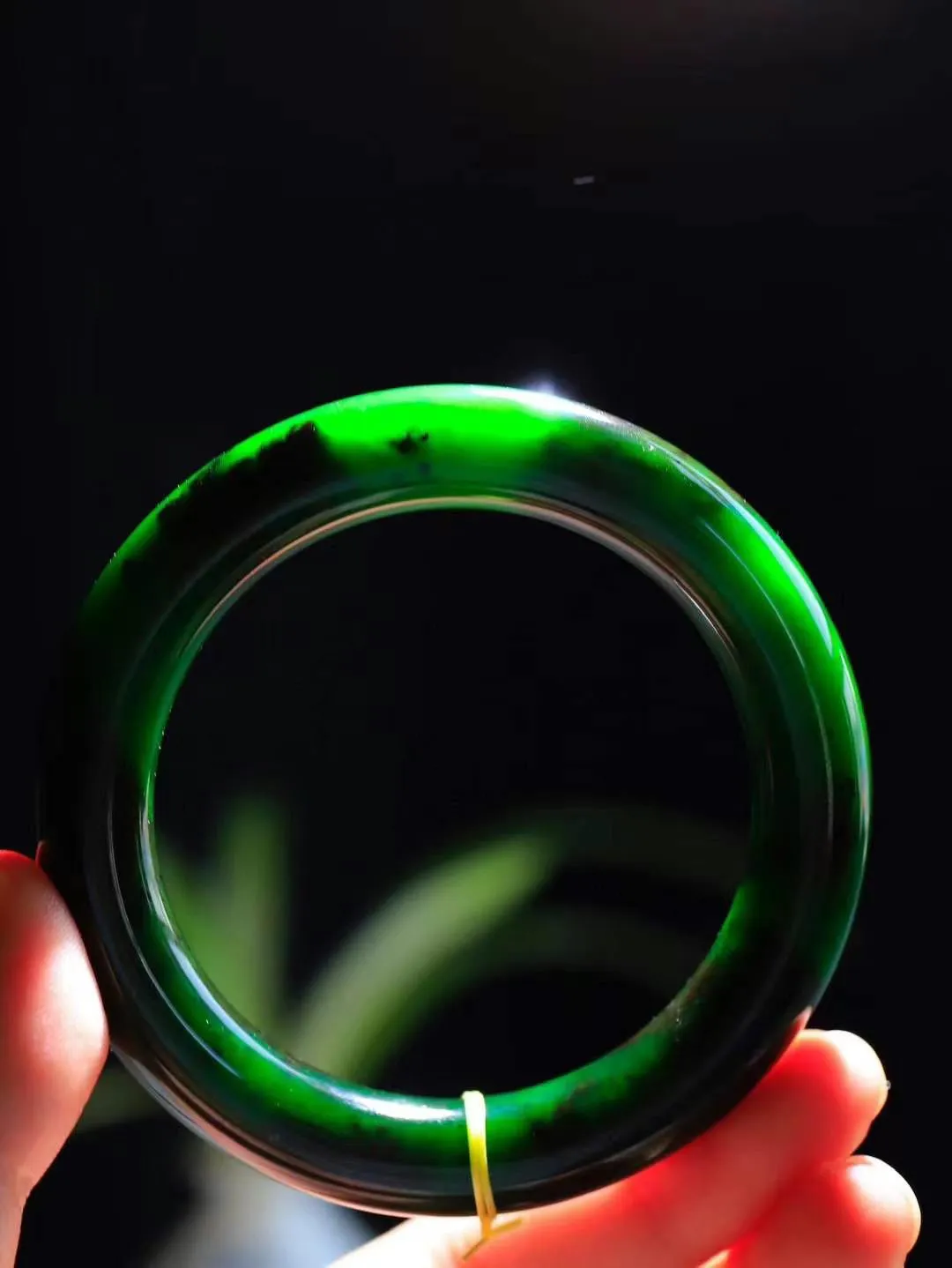 【温润如心.镯】

收藏级臻品️和田玉碧玉圆条手镯，精选上等碧玉料，色泽清透，质地细腻。佩戴它，感受千年玉文化的温润与优雅，愿它为您带来平安与幸福。重72.5克  尺寸58-11.6-11.6mm 89601254A