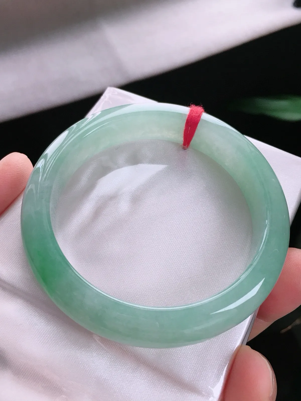 圈口55.6，正圈手镯，绿底色花，玉质冰润，尺寸55.6-13-7.7mm