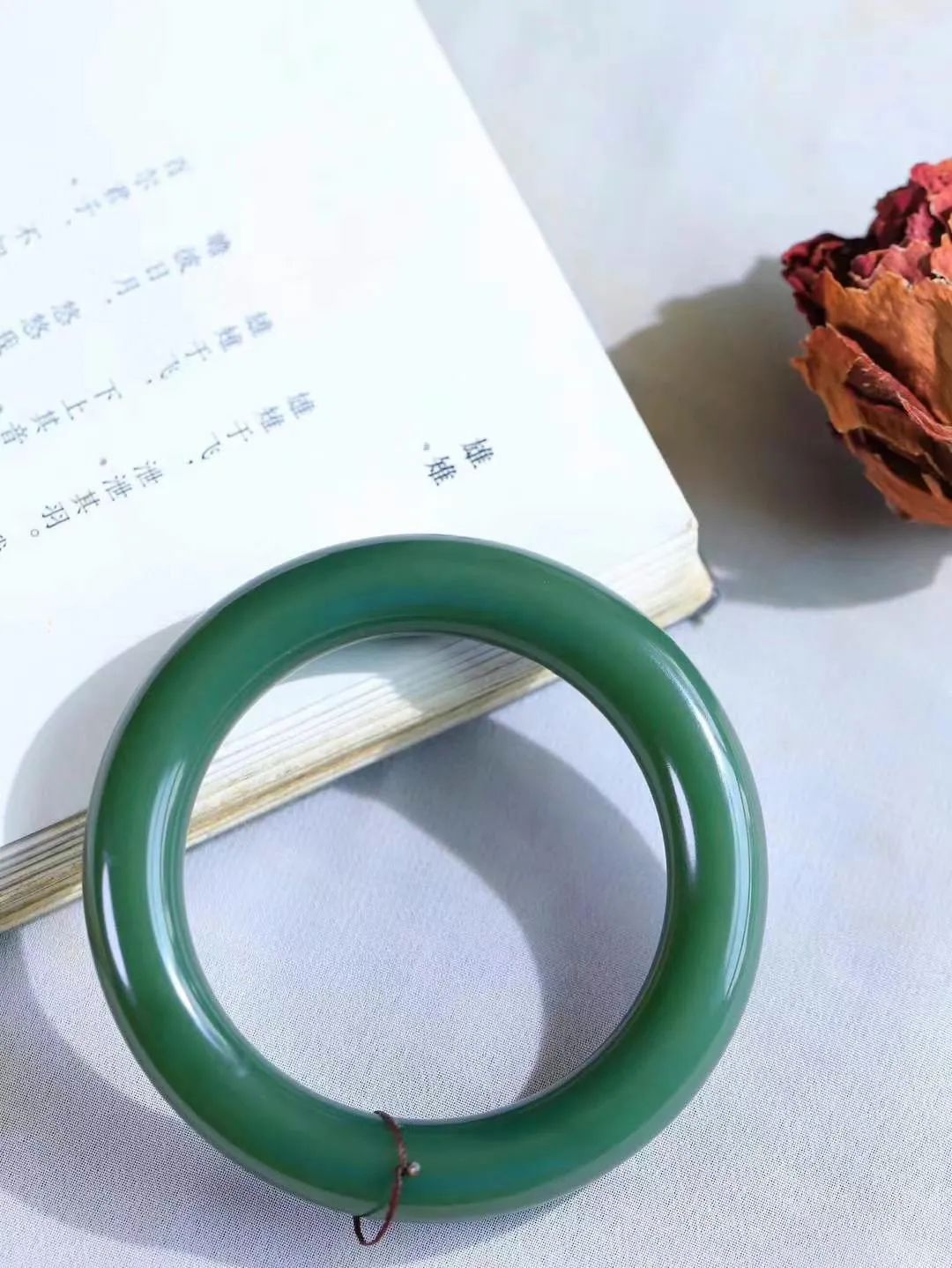 【悠悠芳华.镯】

收藏级臻品和田玉碧玉手镯 玉质温润 青葱岁月，尽收腕中，婉转流畅，凝岁月悠长。盈一眸恬淡，挽一抹绿意。
重77.8克   内径57.5mm尺寸12-12.3mm   FDL-86651116