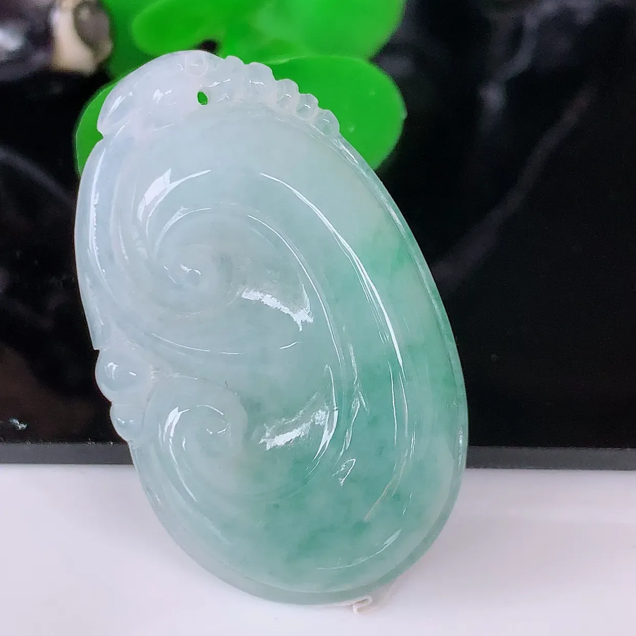 自然光实拍，冰飘花翡翠如意吊坠，冰透，翠色灵动，饱满，万事如意，如意一生，配戴精美！#57.12