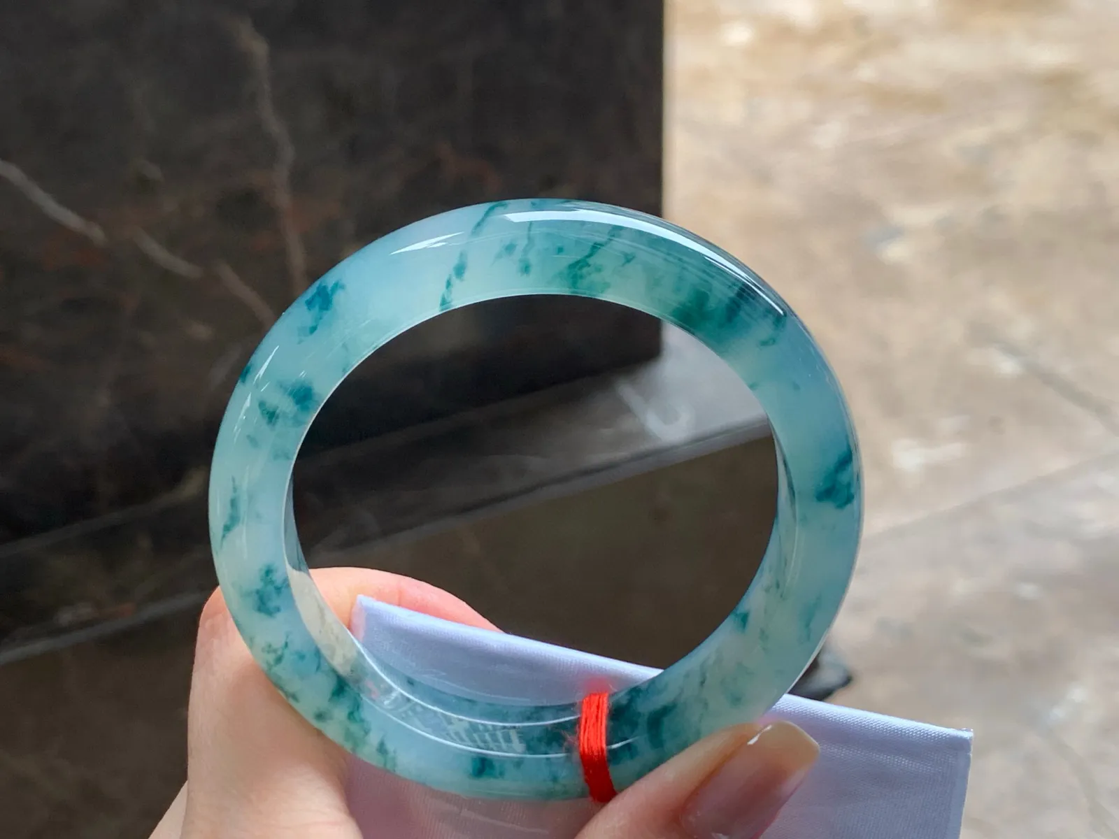 冰种飘花手镯
种好水足 55/12.2/8.6mm