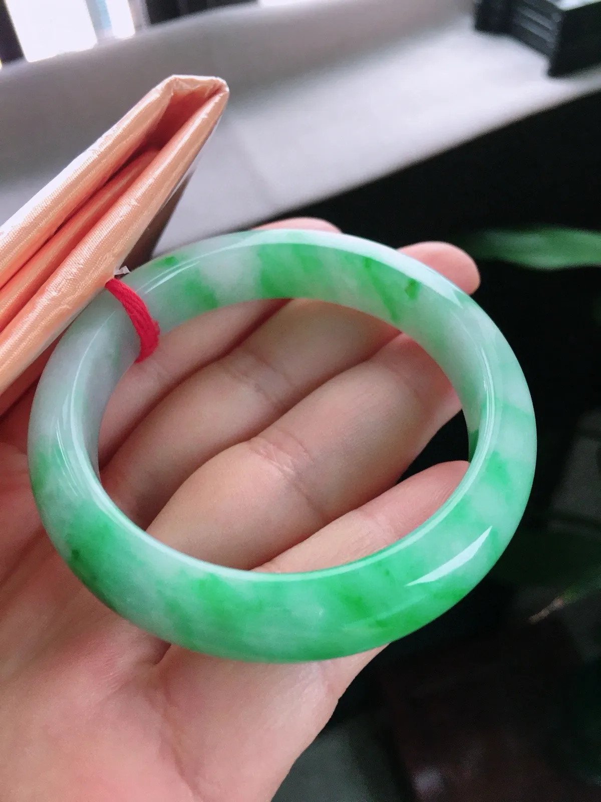 圈口53，正圈手镯，小圈口，玉质冰润细腻，色泽鲜艳，尺寸53-12-8.3mm