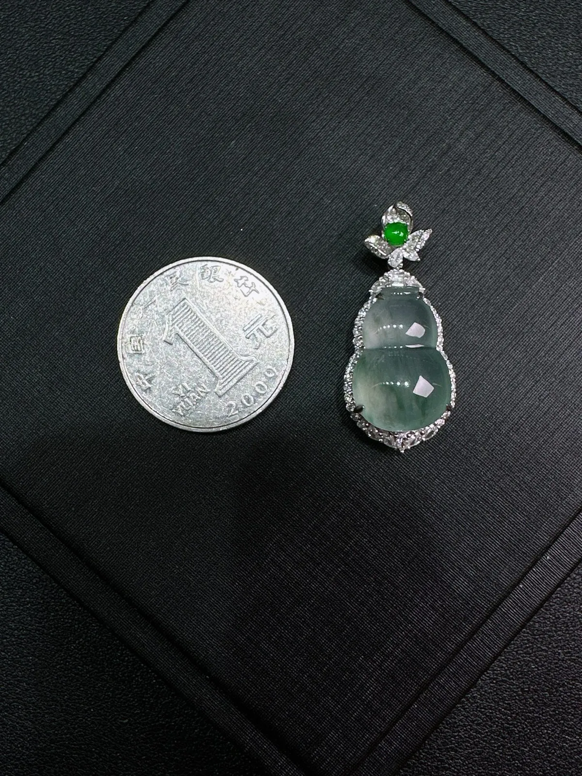 天然缅甸Ａ货翡翠18k金镶嵌
白冰葫芦吊坠y151