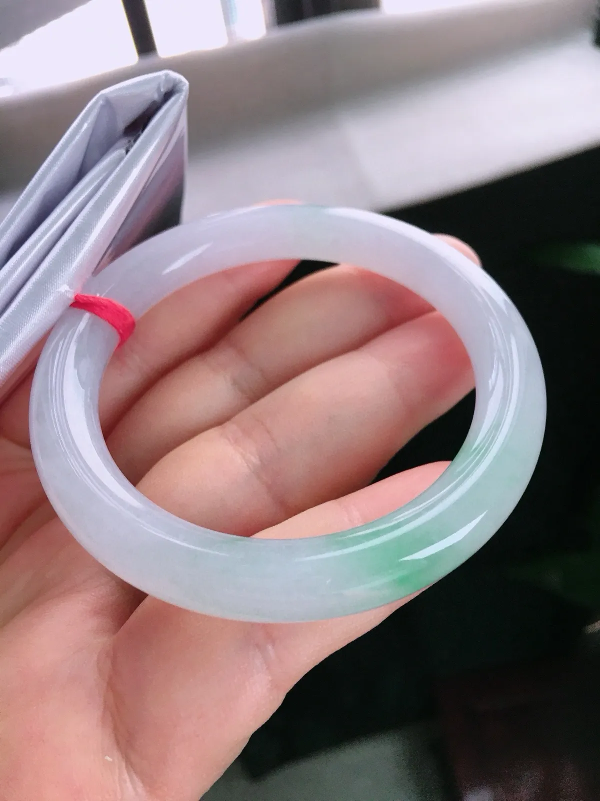 圈口53.5，圆条手镯，小圈口，飘色花，玉质冰润，尺寸53.5-9.2-8.7mm