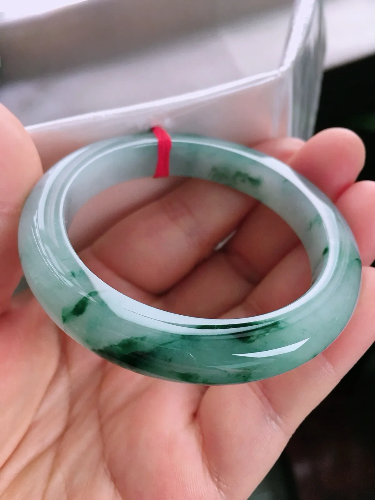 圈口55，正圈手镯，飘花，玉质水润细腻，尺寸55-11-8.8mm