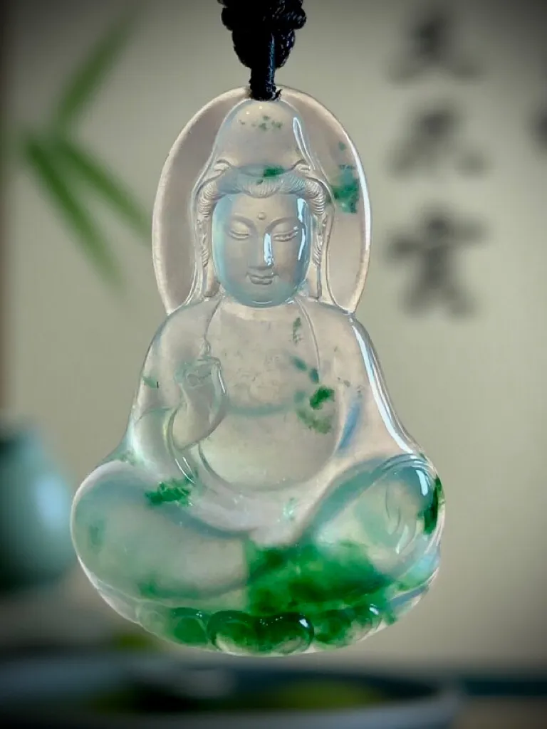 【观自在·观音菩萨】，廖孝波玉雕艺术作品，
缅甸天然翡翠料子，种水上佳，
雕工精细，线条勾勒流畅，开脸慈祥端庄。
作品55-35.5-6.8mm，