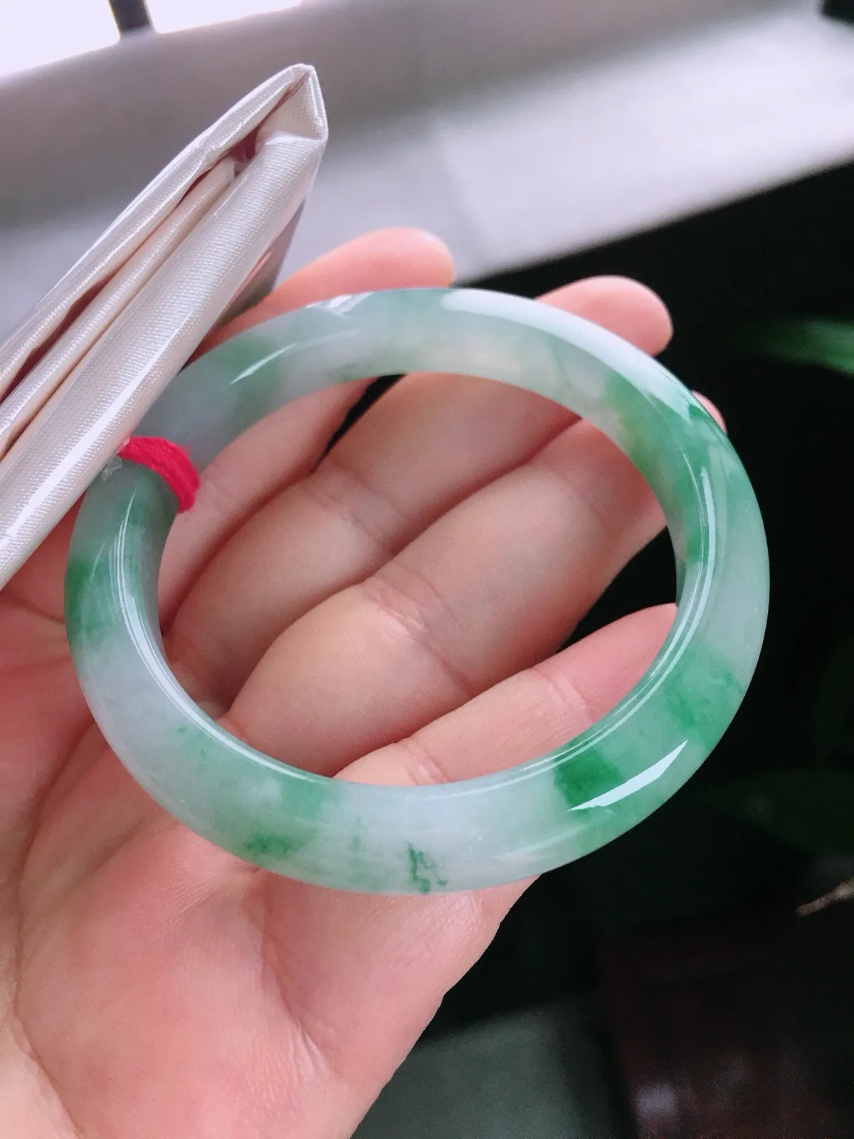 圈口53.3，正圈手镯，小圈口，飘花，玉质冰润细腻，尺寸53.3-9.4-7.8mm