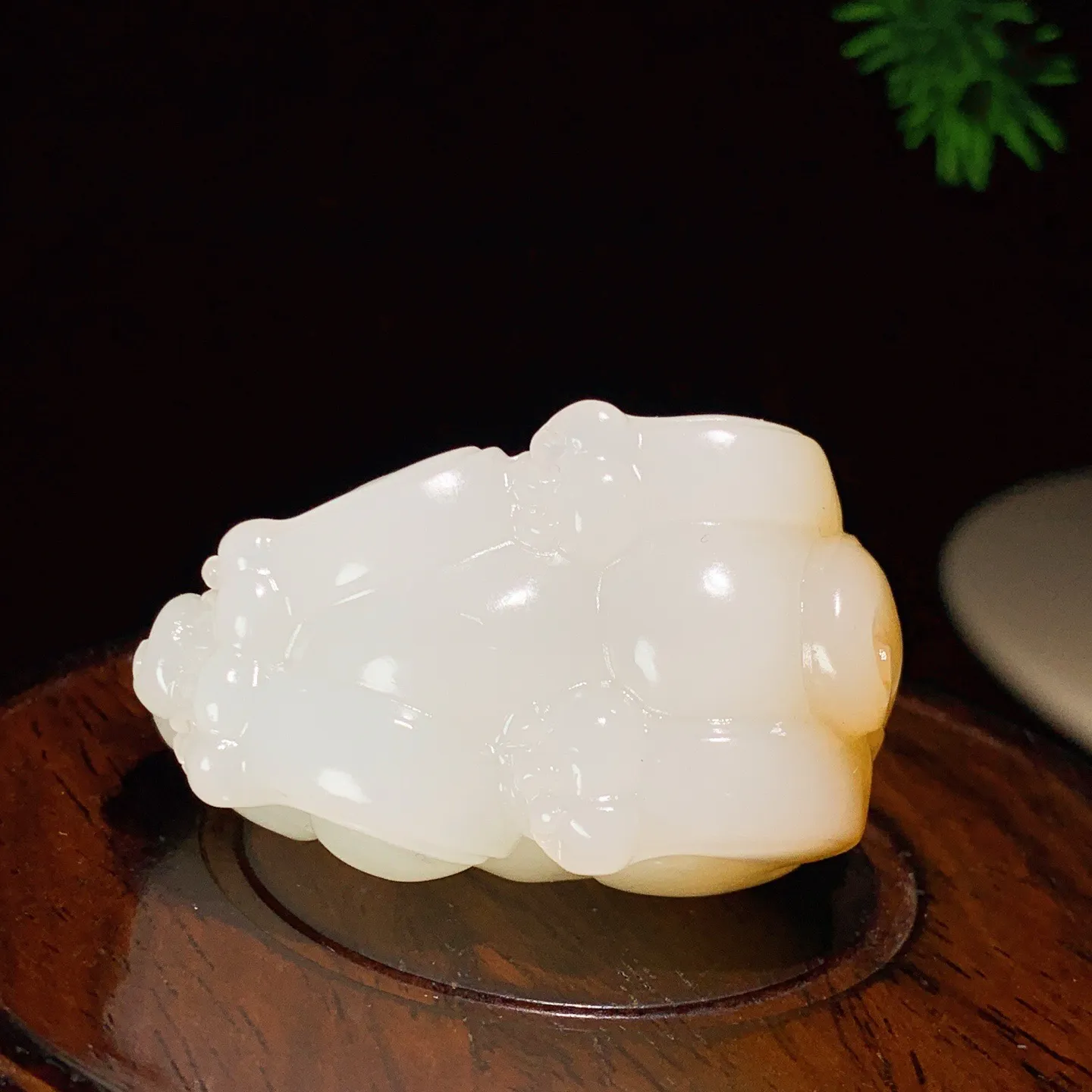 新疆且末糖羊脂白玉招财进宝挂件 尺寸46/29/26重57克，玉质细腻油润 底色纯净 脂粉好，品质好！lt250709