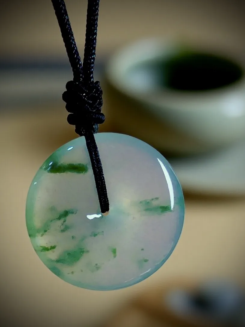 缅甸天然翡翠平安扣子，
料子种水好，飘花自然，如静水青山，暗藏诗韵意境。32-6.5mm，