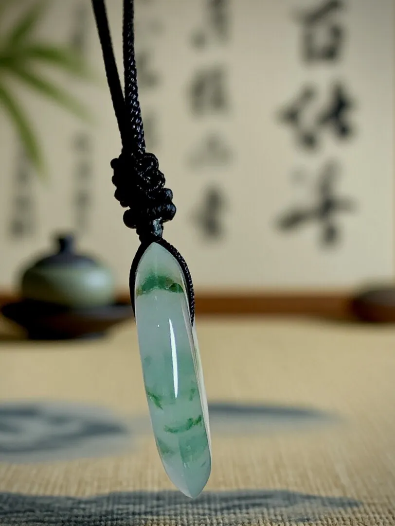 缅甸天然翡翠平安扣子，
料子种水好，飘花自然，如静水青山，暗藏诗韵意境。32-6.5mm，