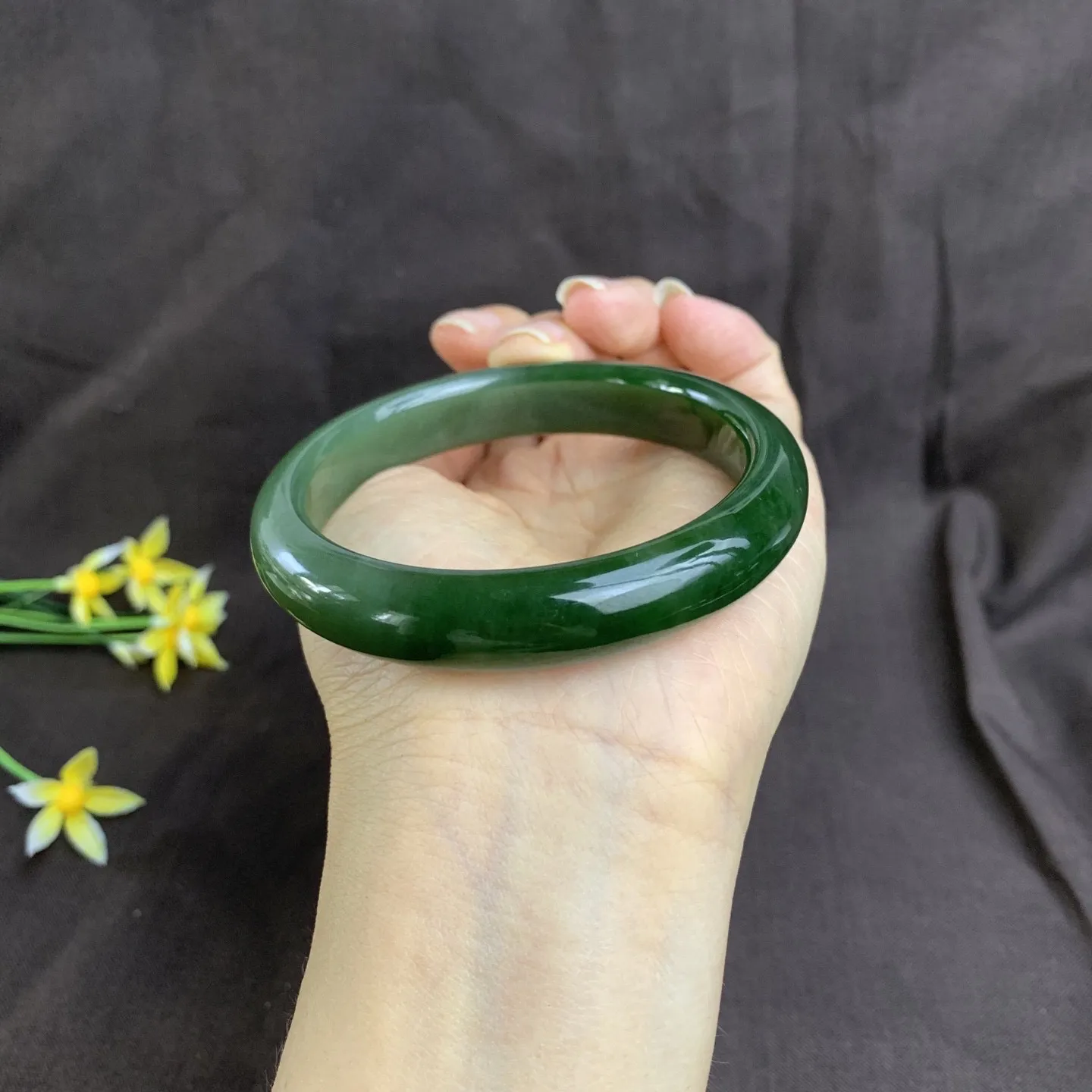 和田玉60圈口菠菜绿碧玉手镯！圈口60宽12.3玉质细腻油润 底色纯净 无裂无黑 脂粉好，品质高