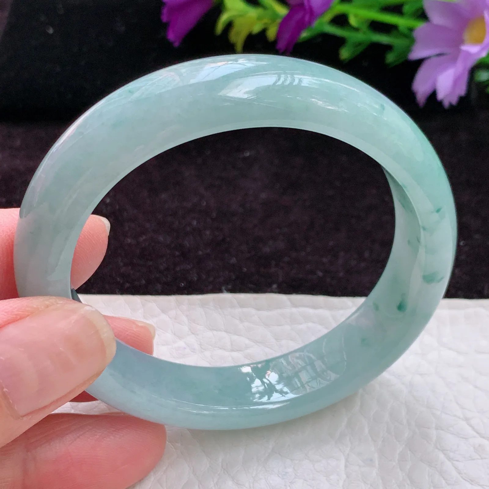 js实拍56.6*50*13*7.5贵妃镯 缅甸精美冰胶飘花蛋形翡翠玉手镯 玉手环
