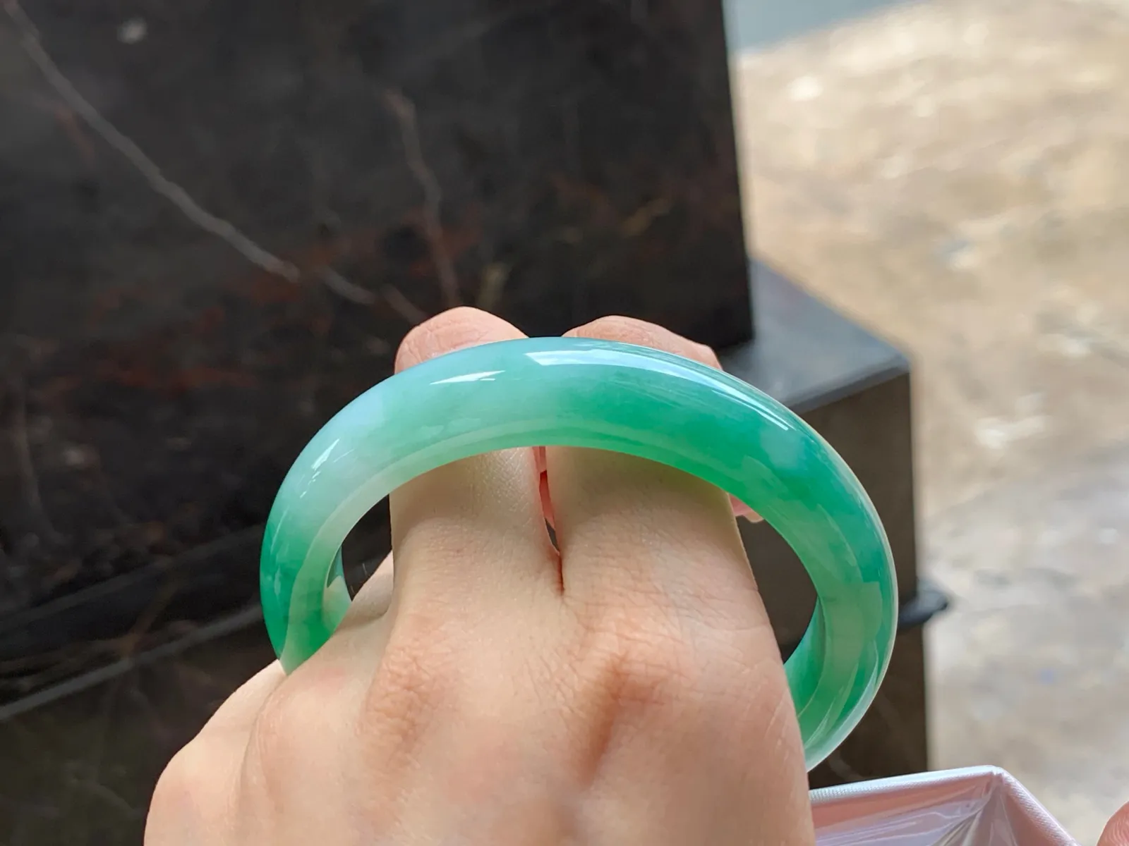 带色手镯
玉质细腻 58/13.4/8.8mm