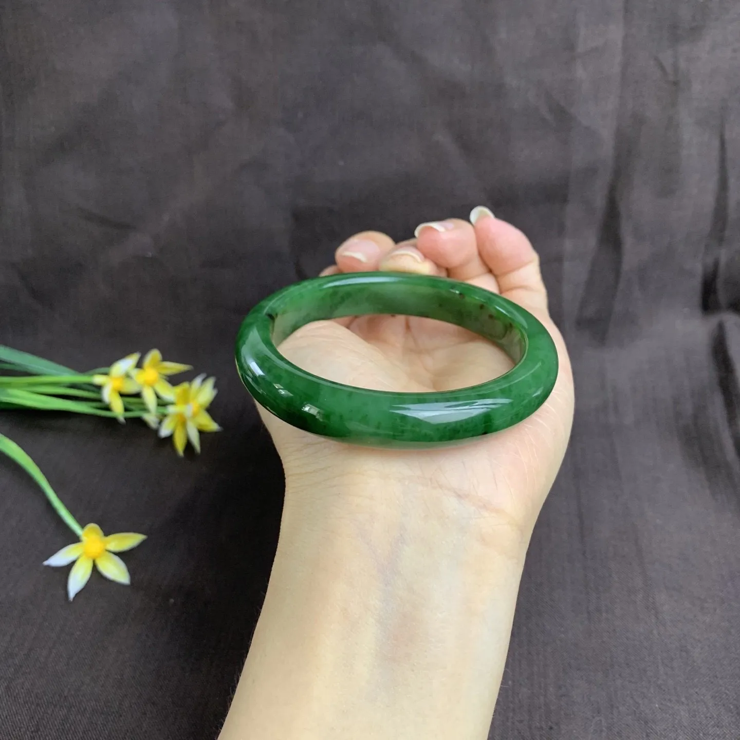 和田玉58.5圈口菠菜绿碧玉手镯！圈口58.5宽12玉质细腻油润 底色纯净 无裂无棉 脂粉好，品质高