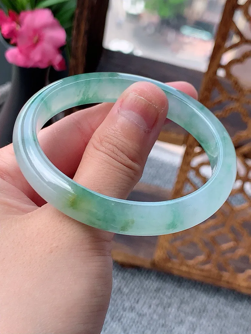 a货翡翠老坑飘黄翡飘花贵妃手镯53-54圈口 尺寸53.5×45.7×10.2×6.5mm 重量34.44g 0702
