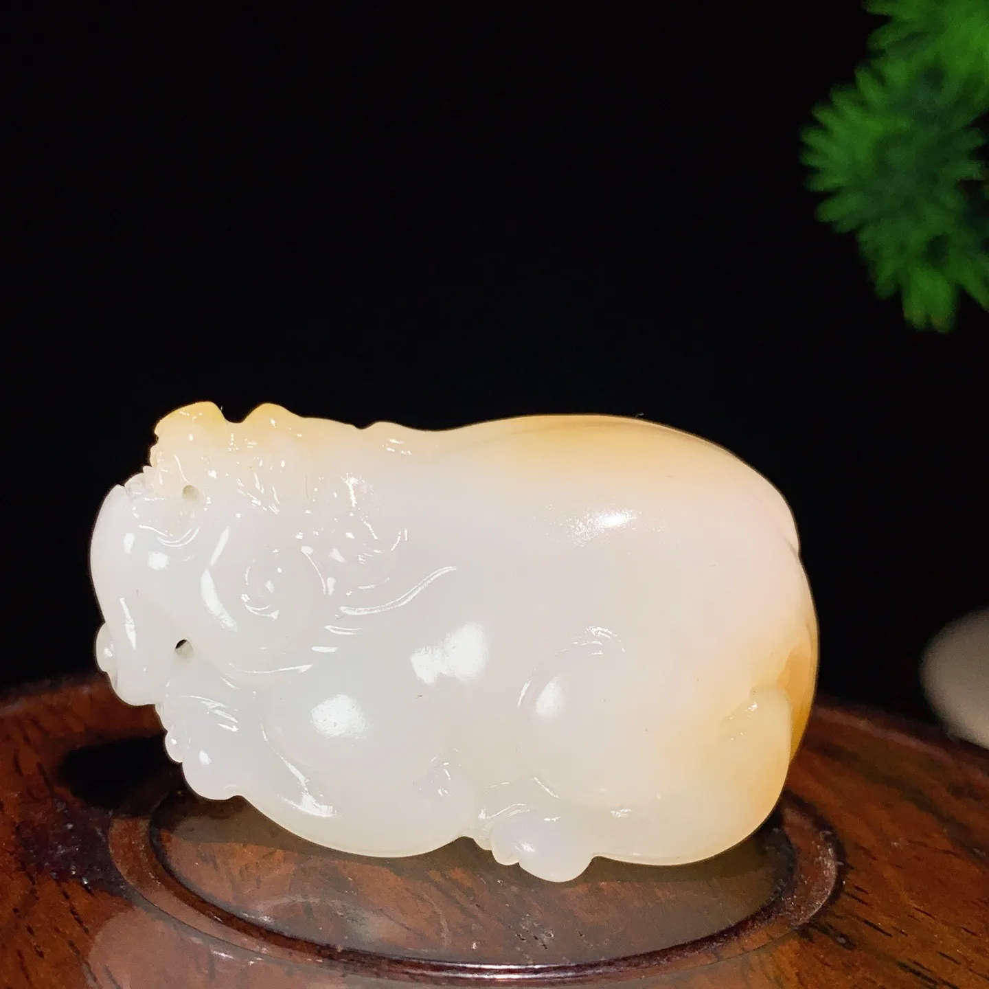 新疆且末糖羊脂白玉招财进宝挂件 尺寸46/29/26重57克，玉质细腻油润 底色纯净 脂粉好，品质好