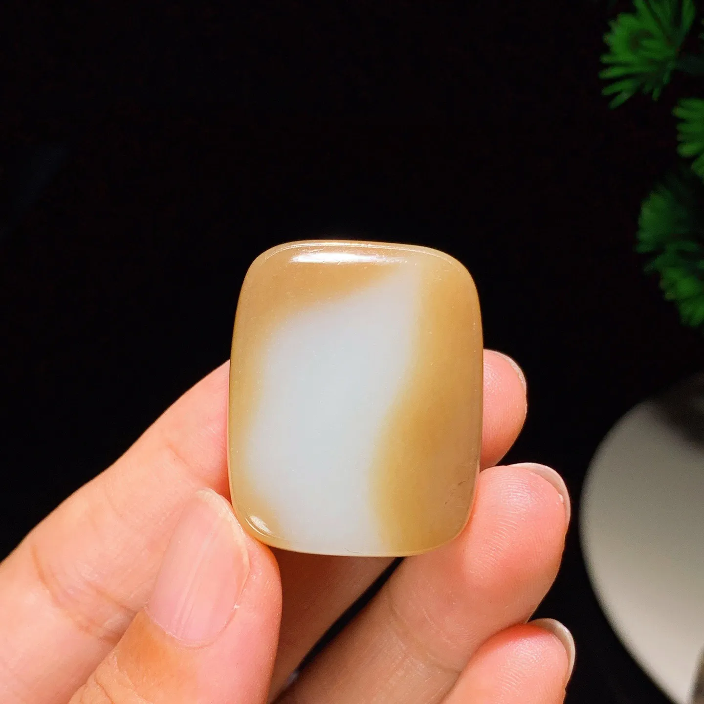新疆且末糖平安无事牌挂件 尺寸27/21/4重20克，玉质细腻油润 底色纯净 脂粉好，品质好！lt250709