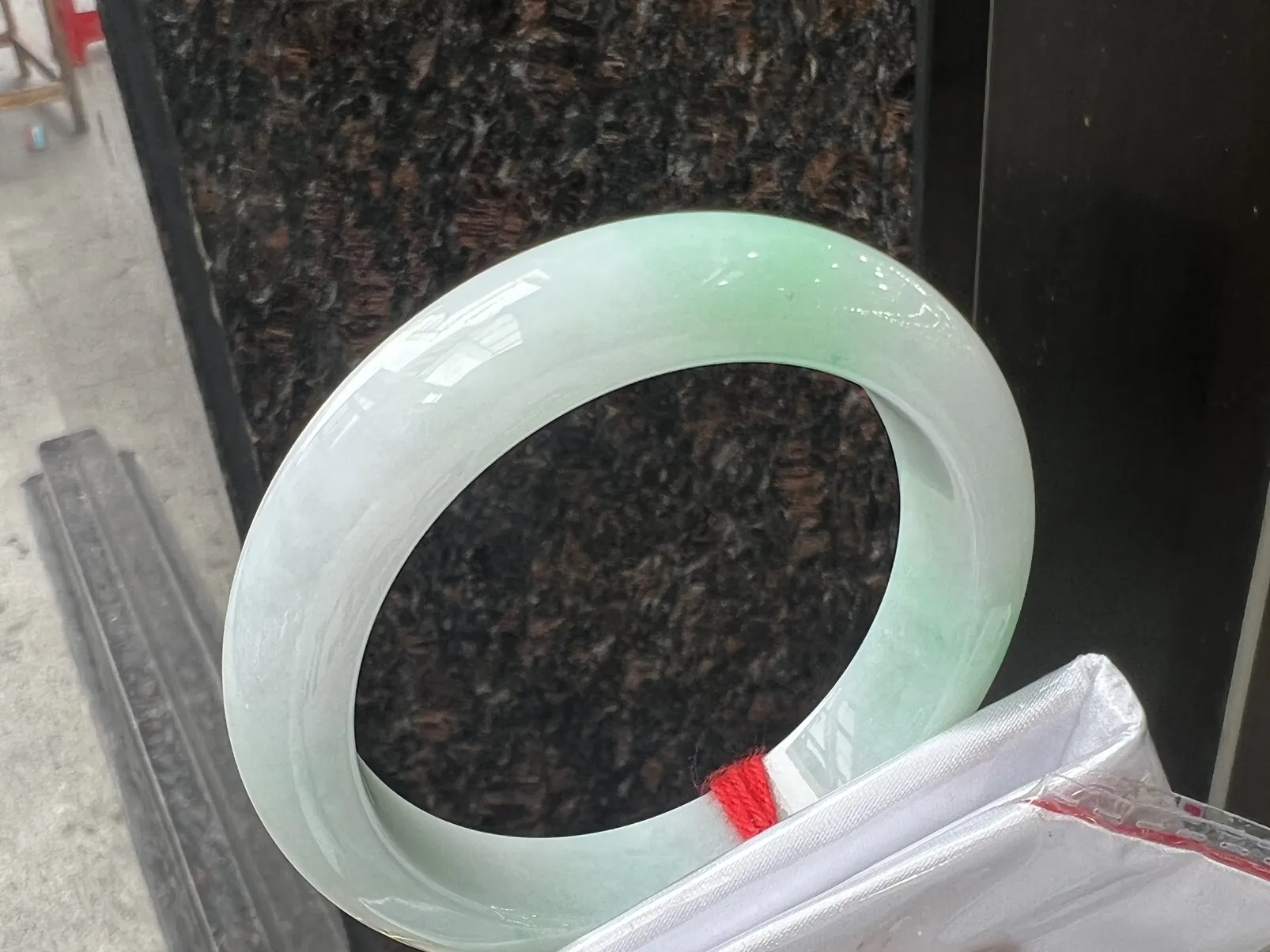53圈口白底青正圈手镯，尺寸：53/12.8/8.6 底子细腻干净，干净清爽，末图可见有细棉纹不扣