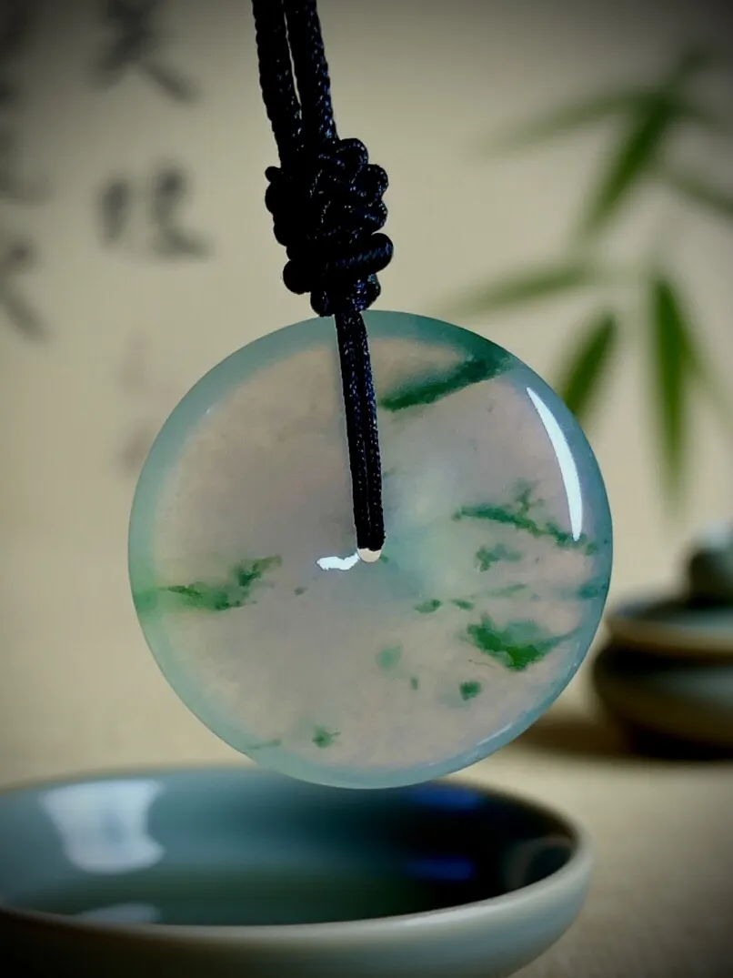 缅甸天然翡翠平安扣子，
料子种水好，飘花自然，如静水青山，暗藏诗韵意境。32-6.5mm，