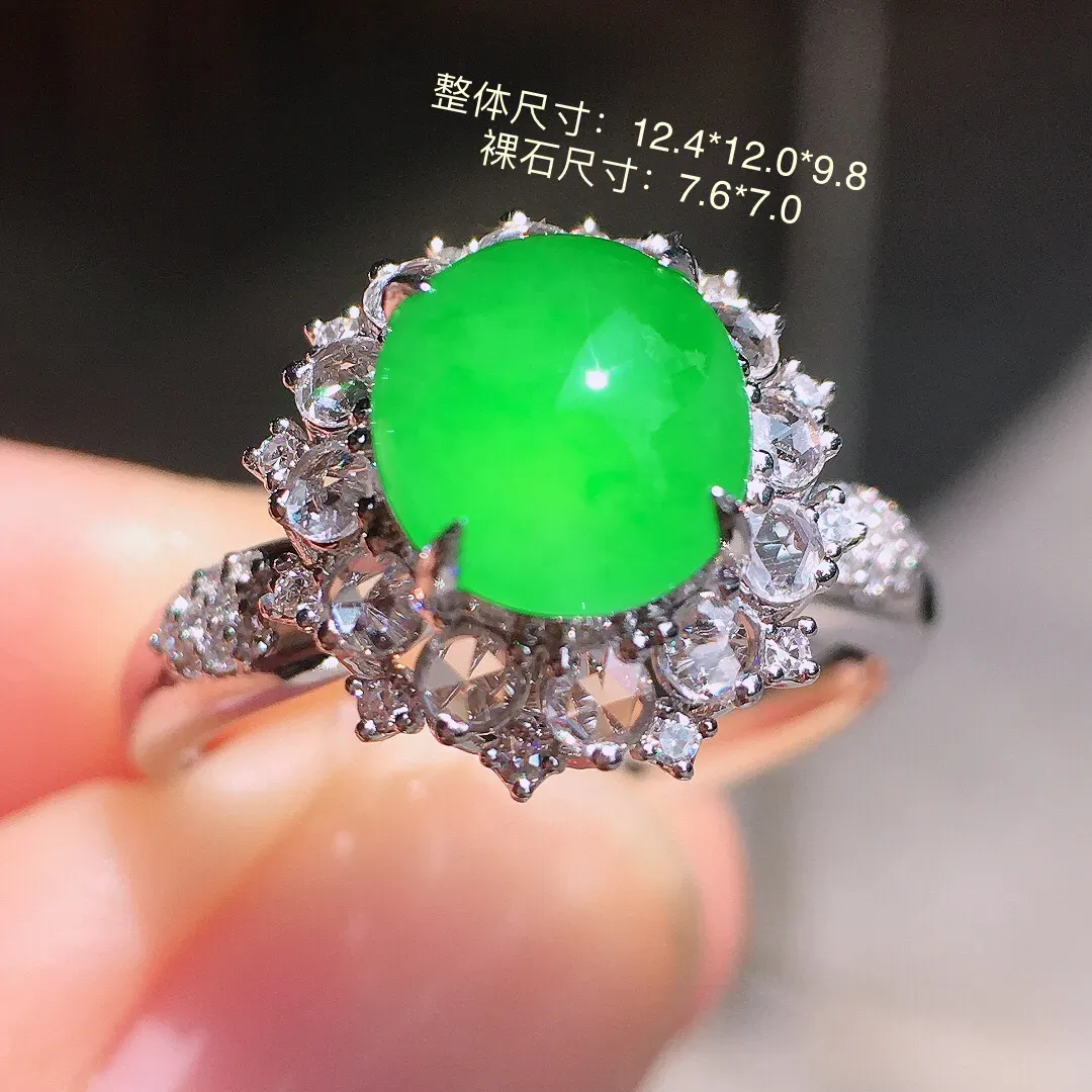 阳绿蛋面戒指，色泽均匀艳丽，玉质细腻，荧光感超
强，饱满圆润，气质满满。18k
金豪华镶嵌