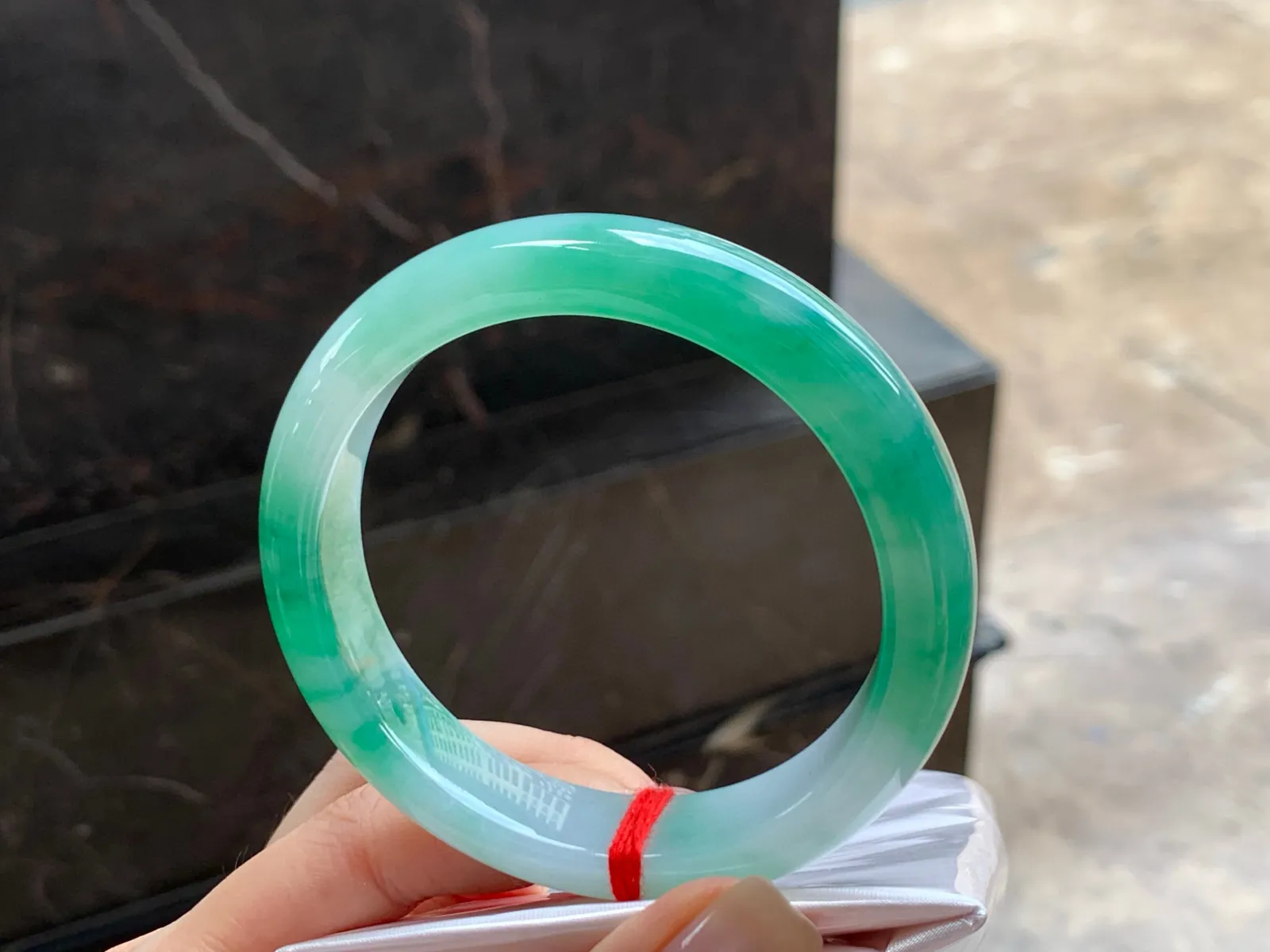 带色手镯
玉质细腻 58/13.4/8.8mm