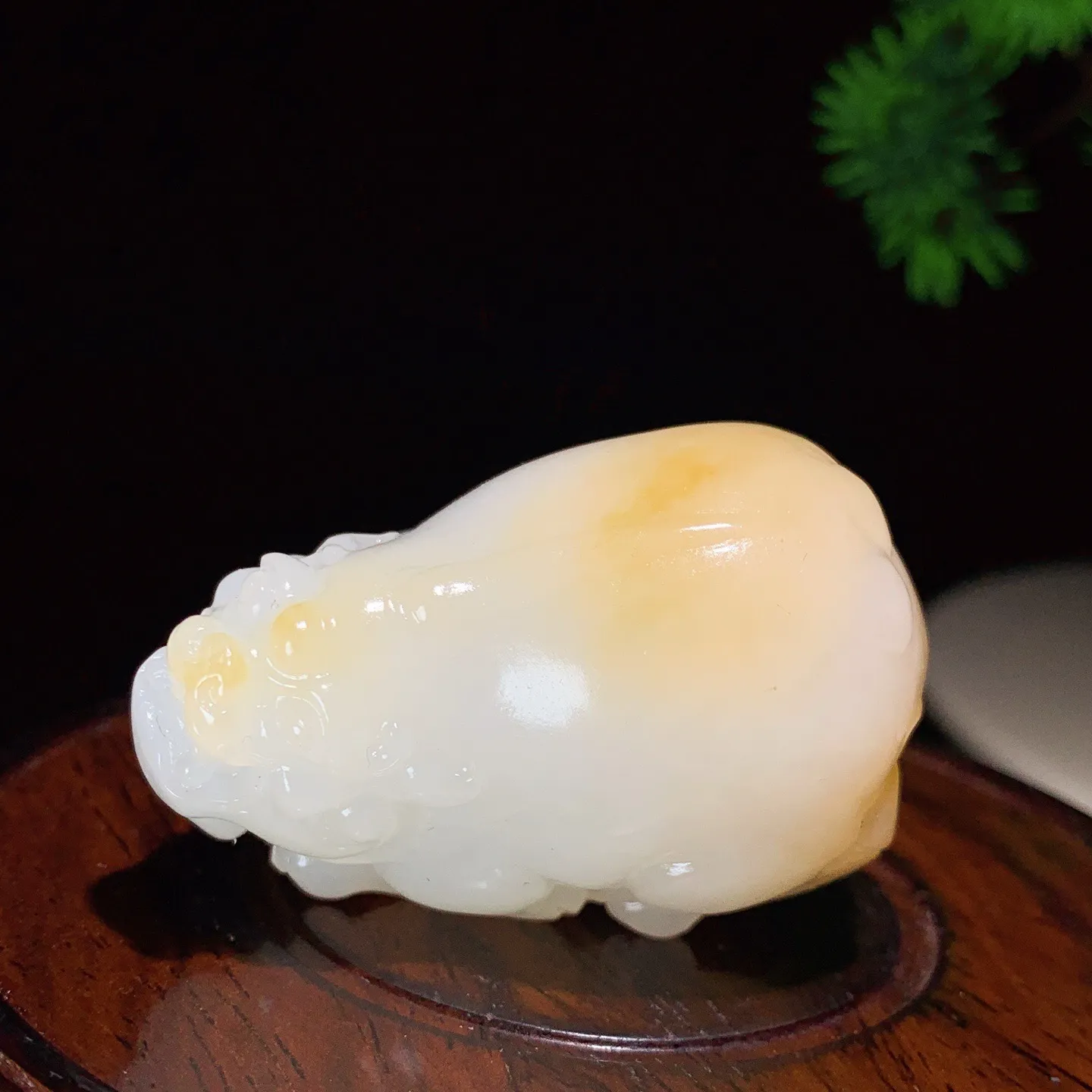 新疆且末糖羊脂白玉招财进宝挂件 尺寸46/29/26重57克，玉质细腻油润 底色纯净 脂粉好，品质好！lt250709