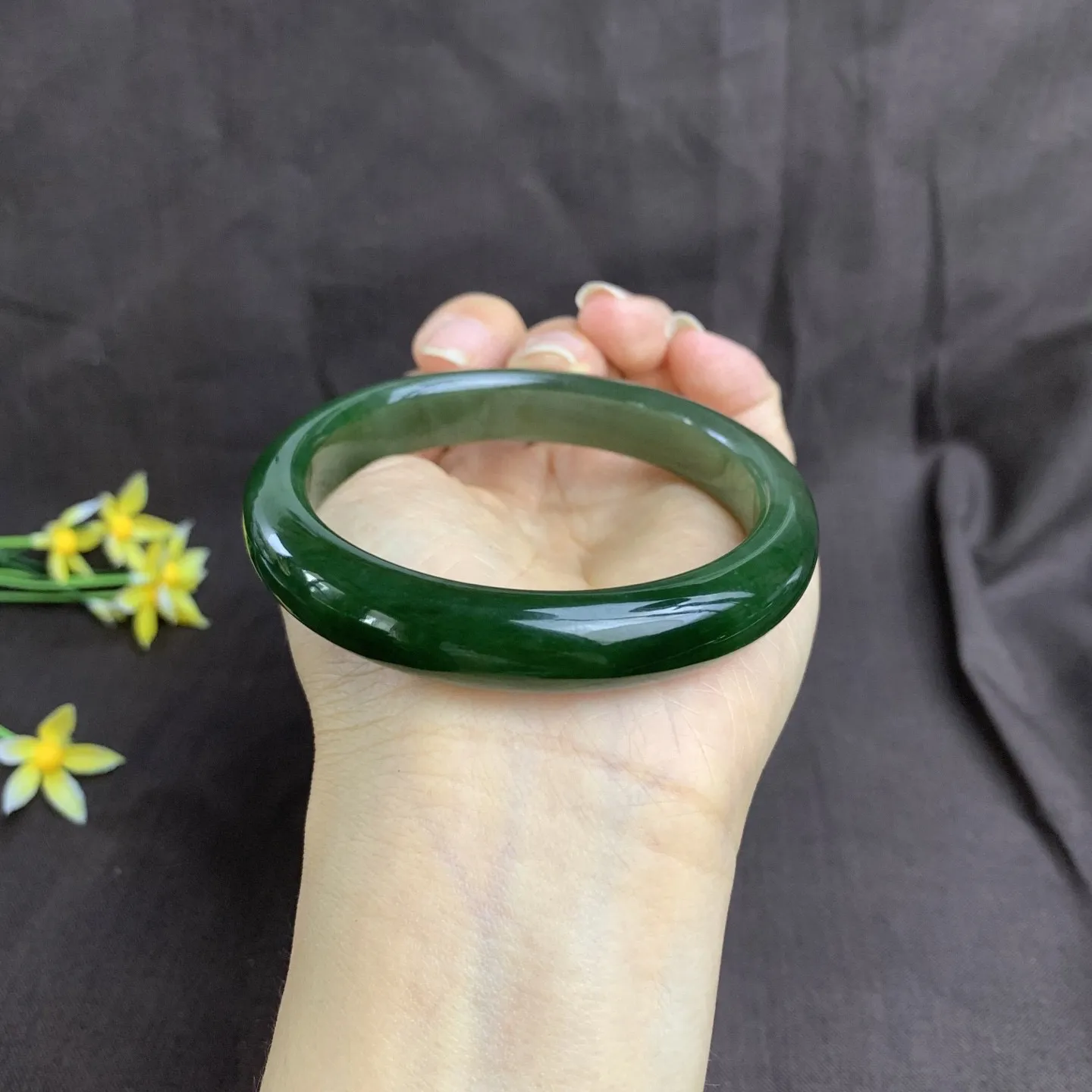 和田玉60圈口菠菜绿碧玉手镯！圈口60宽12.3玉质细腻油润 底色纯净 无裂无黑 脂粉好，品质高