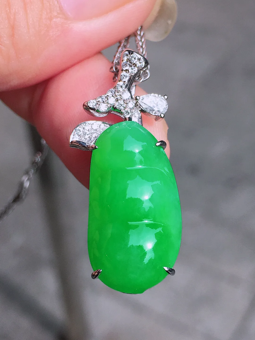 阳绿福豆吊坠，色泽均匀艳丽，玉质细腻，荧光感超
强，饱满圆润，气质满满。18k
金豪华镶嵌