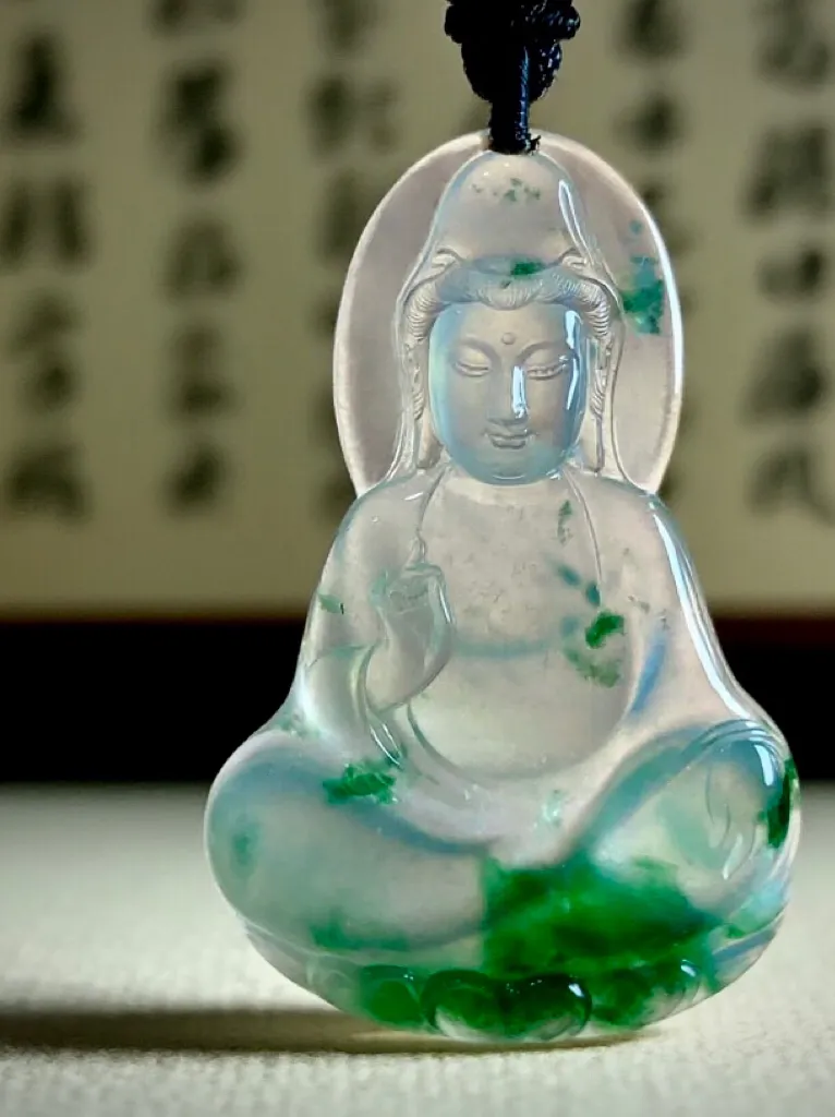 【观自在·观音菩萨】，廖孝波玉雕艺术作品，
缅甸天然翡翠料子，种水上佳，
雕工精细，线条勾勒流畅，开脸慈祥端庄。
作品55-35.5-6.8mm，