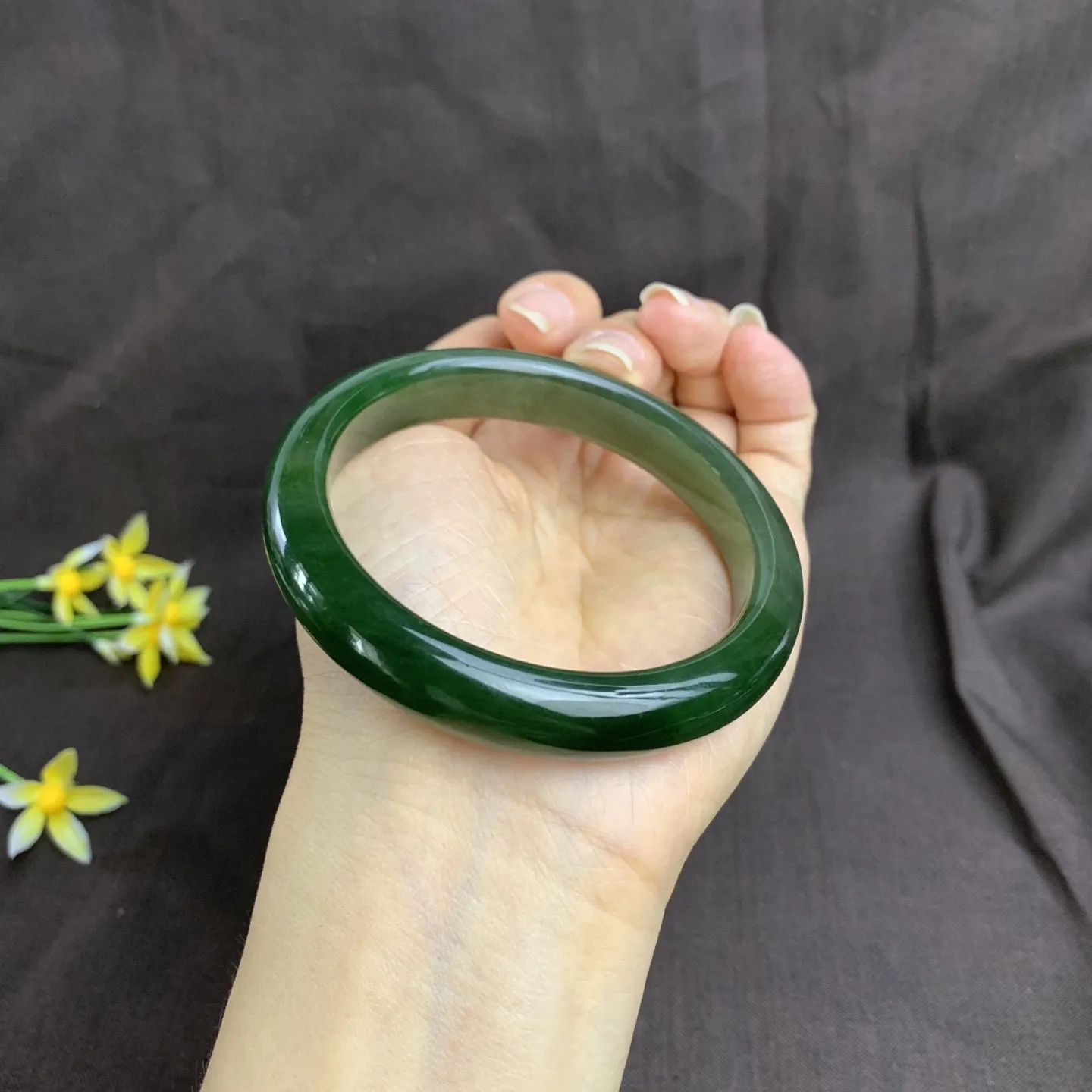 和田玉60圈口菠菜绿碧玉手镯！圈口60宽12.3玉质细腻油润 底色纯净 无裂无黑 脂粉好，品质高