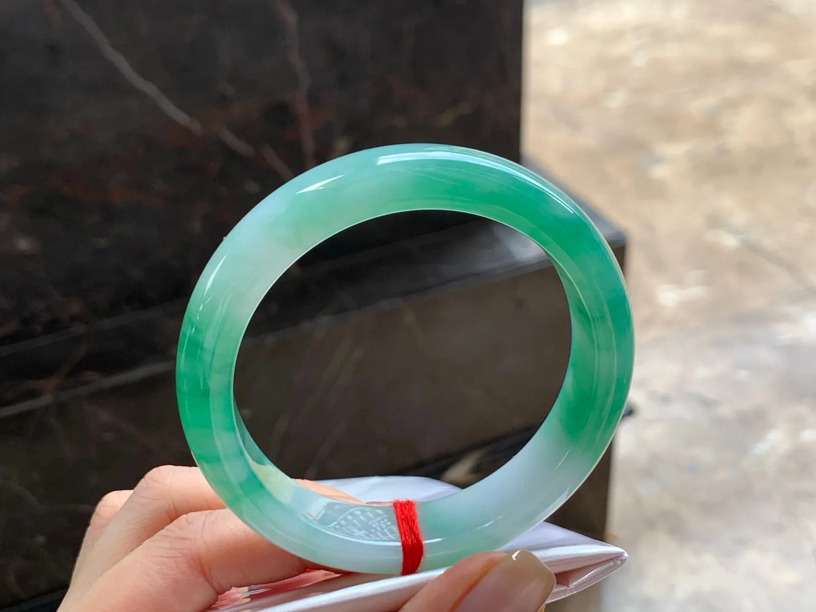 带色手镯
玉质细腻 58/13.4/8.8mm