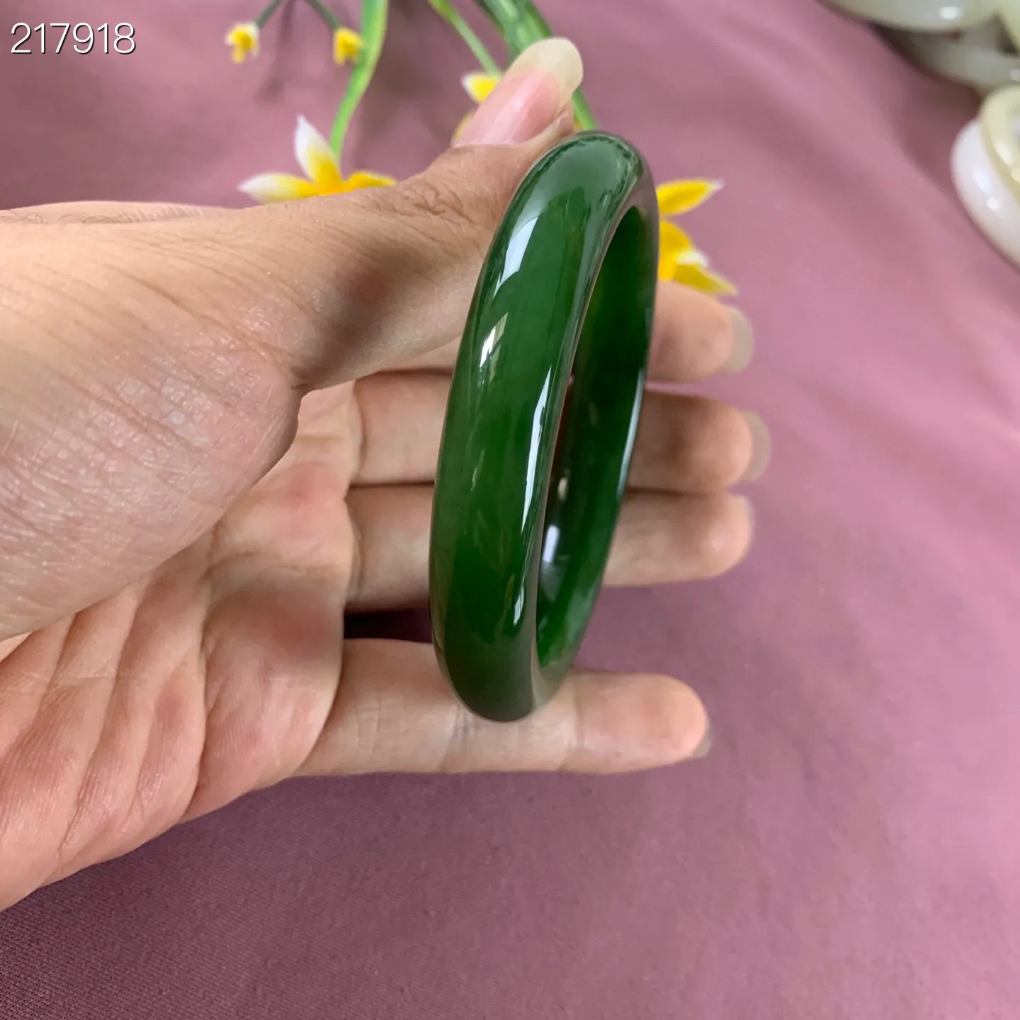 土豪款，和田玉碧玉58圈口菠菜绿手镯，圈口58 宽12 品质好，佩戴高端典雅，低调含蓄