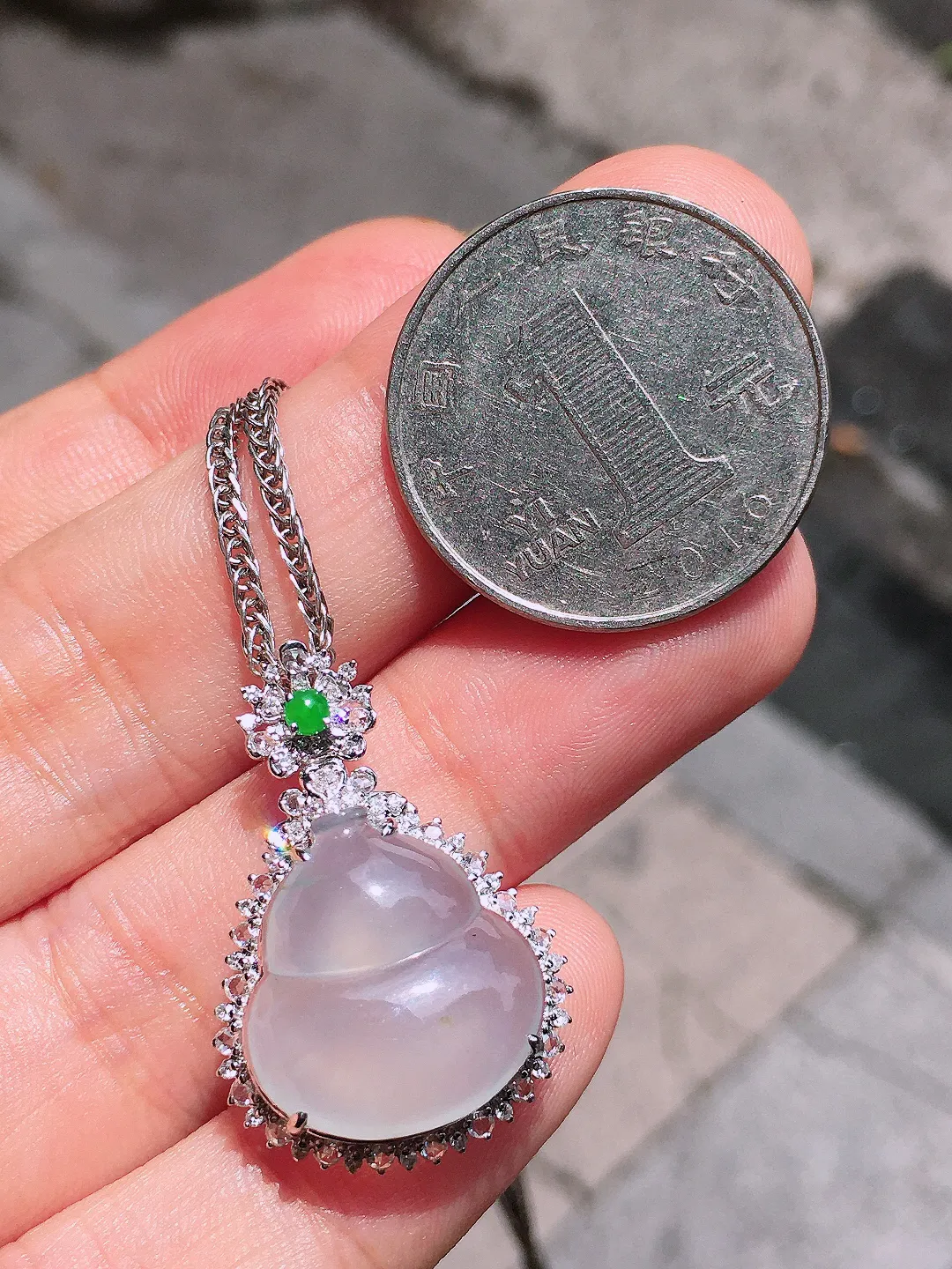 冰种葫芦吊坠，玉质细腻，荧光感超
强，饱满圆润，气质满满。18k
金豪华镶嵌