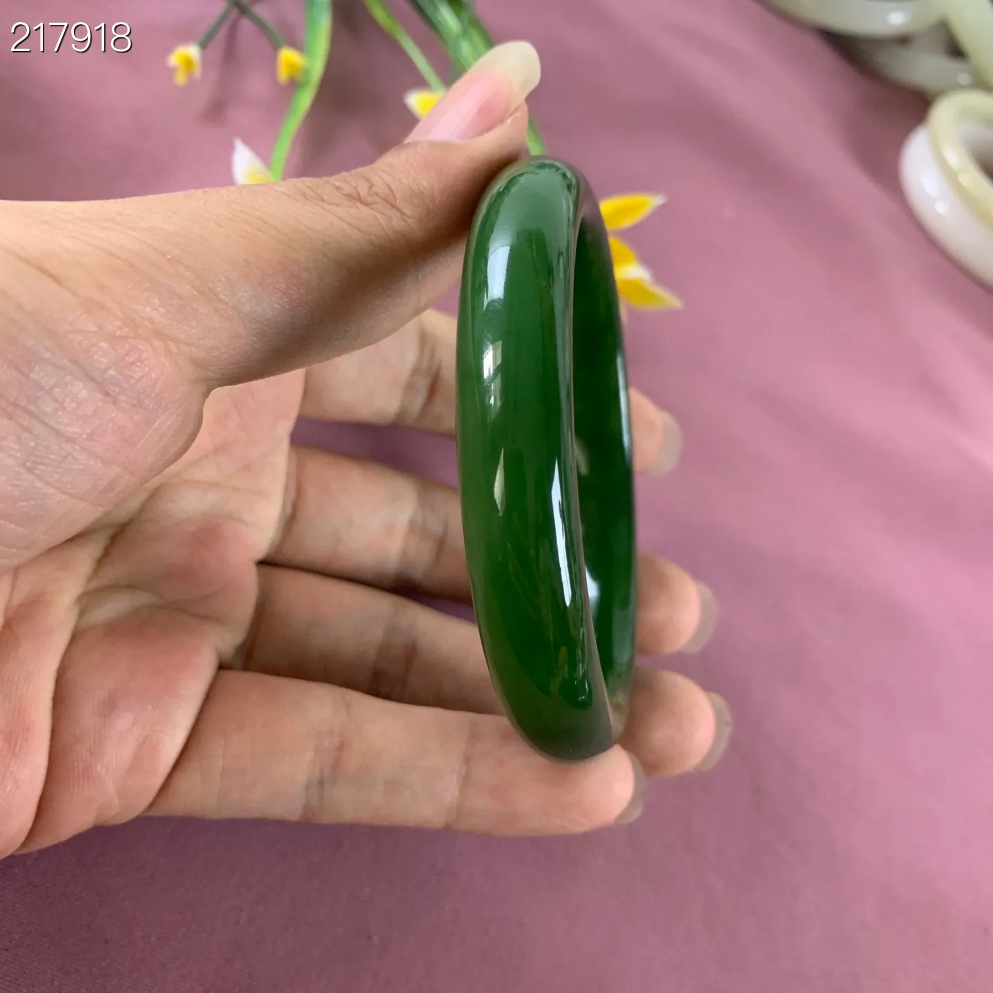 土豪款，和田玉碧玉58圈口菠菜绿手镯，圈口58 宽12 品质好，佩戴高端典雅，低调含蓄