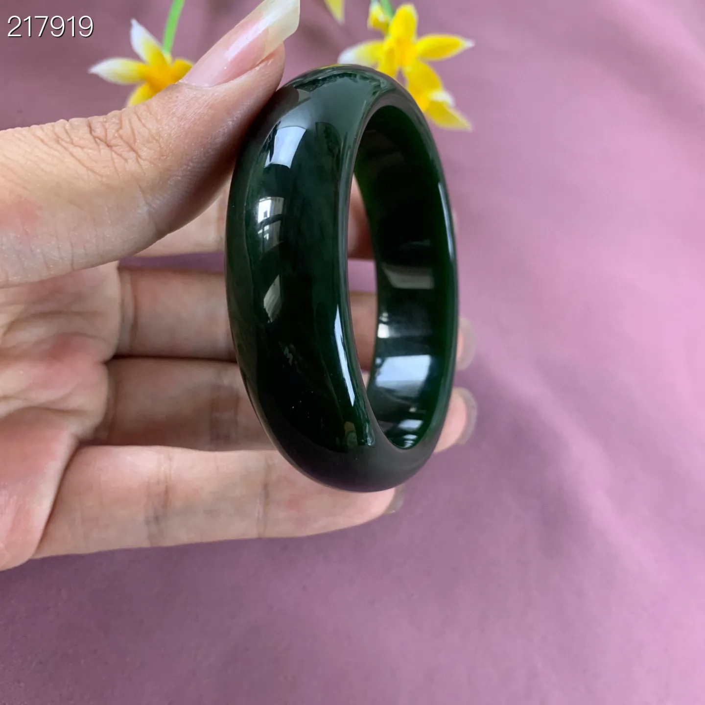精品，和田玉54圈口菠菜绿手镯，圈口54宽16.5玉质细腻油润 底色纯净 无裂无杂 脂粉好，品质好
