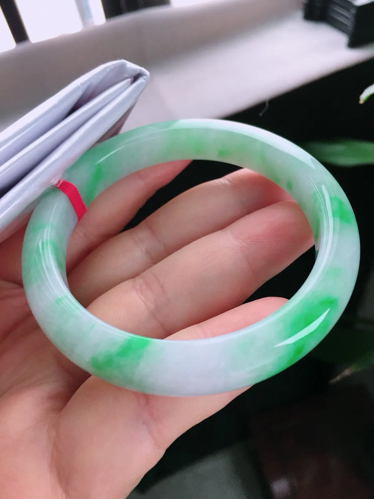 圈口56.5，正圈手镯，玉质冰润细腻，色泽鲜艳，尺寸56.5-11-8mm