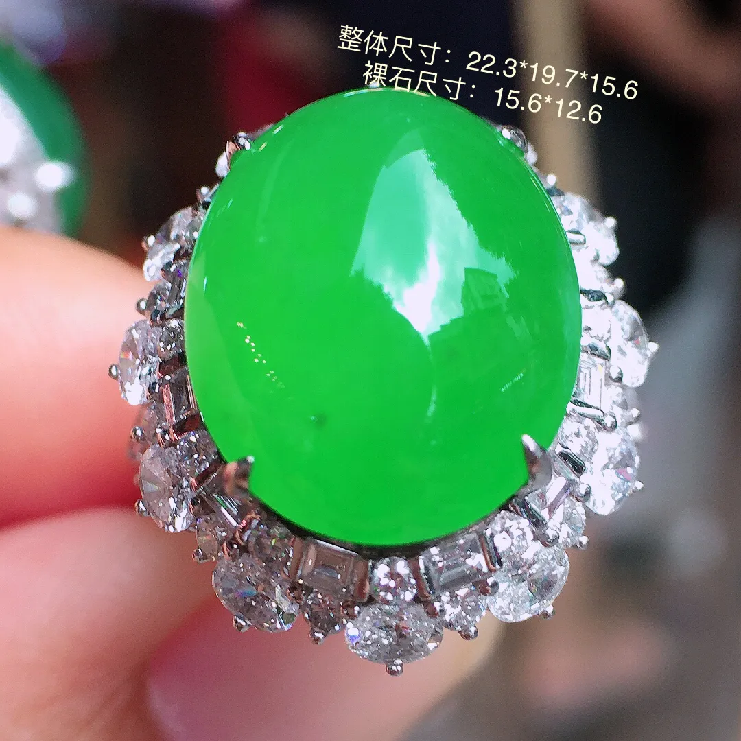 阳绿蛋面戒指/吊坠两用款，色泽均匀艳丽，玉质细腻，荧光感超
强，饱满圆润，气质满满。18k
金豪华镶嵌