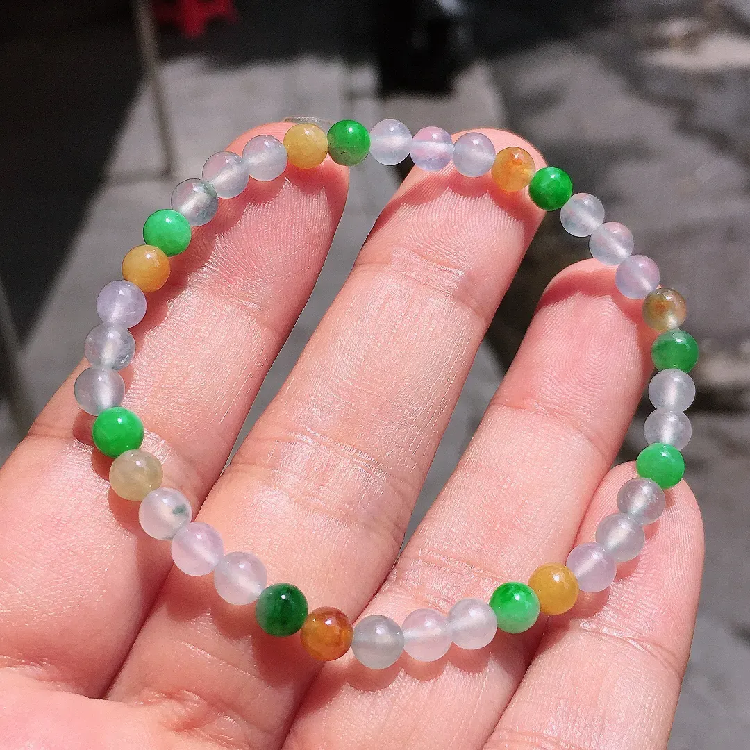 多宝珠子手串，色泽均匀艳丽，玉质细腻，荧光感超
强，饱满圆润，气质满满。