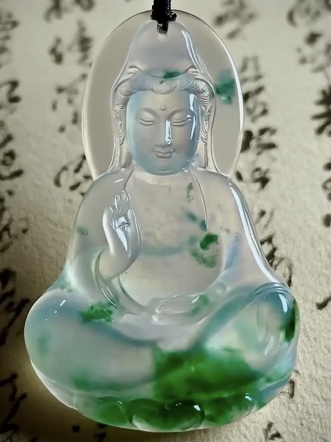 【观自在·观音菩萨】，廖孝波玉雕艺术作品，
缅甸天然翡翠料子，种水上佳，
雕工精细，线条勾勒流畅，开