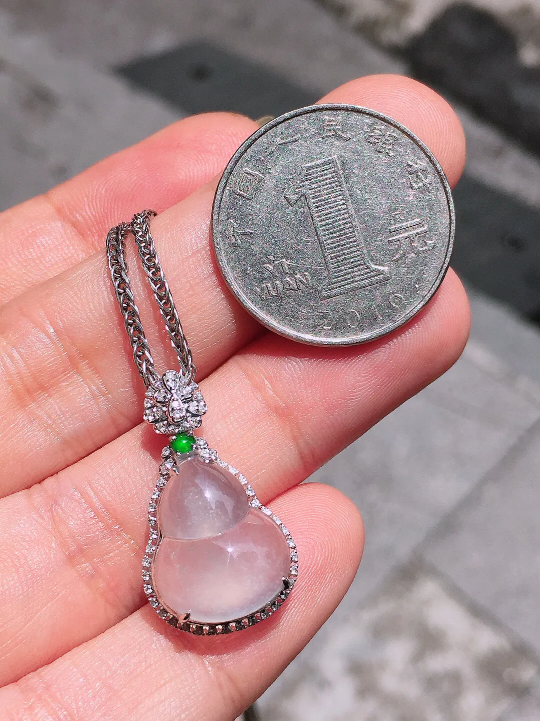 冰种葫芦吊坠，玉质细腻，荧光感超
强，饱满圆润，气质满满。18k
金豪华镶嵌