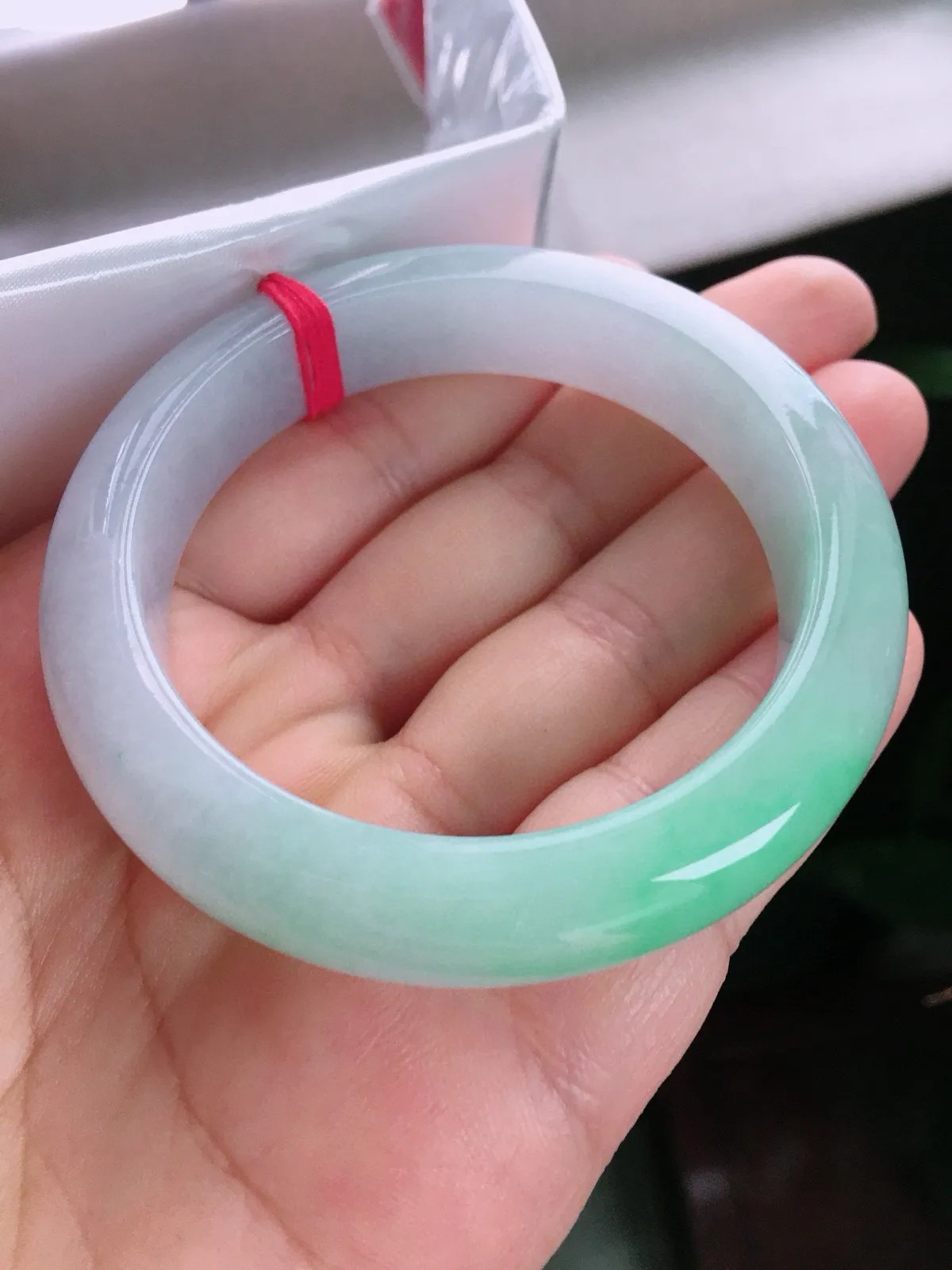 圈口56，正圈手镯，玉质冰润细腻，色泽清新，尺寸56-13-9.2mm