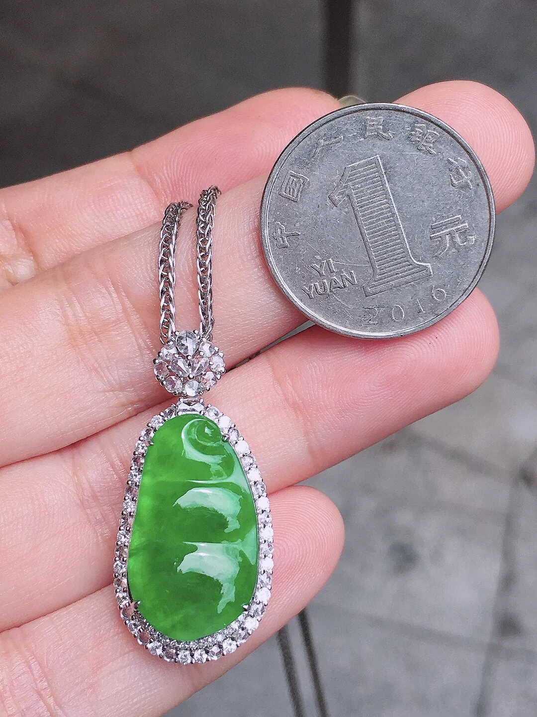 阳绿福豆吊坠，色泽均匀艳丽，玉质细腻，荧光感超
强，饱满圆润，气质满满。18k
金豪华镶嵌