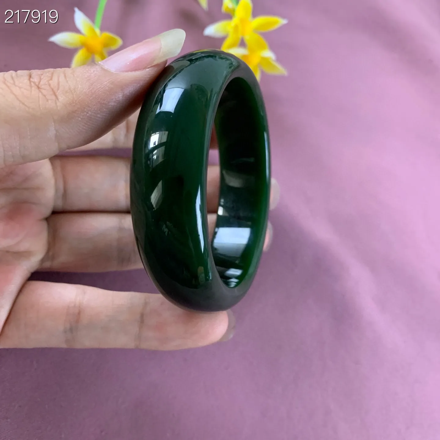 精品，和田玉54圈口菠菜绿手镯，圈口54宽16.5玉质细腻油润 底色纯净 无裂无杂 脂粉好，品质好