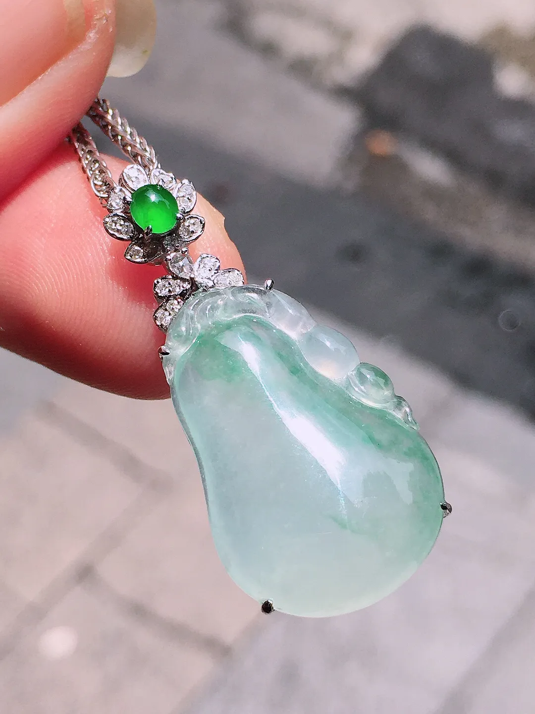 冰飘花福瓜吊坠，色泽艳丽，玉质细腻，荧光感超
强，饱满圆润，气质满满。18k
金豪华镶嵌