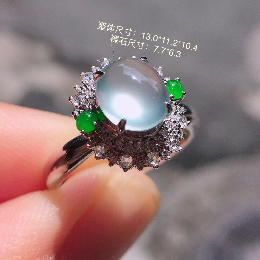 玻璃种蛋面戒指，玉质细腻，荧光感超
强，饱满圆润，气质满满。18k
金豪华镶嵌