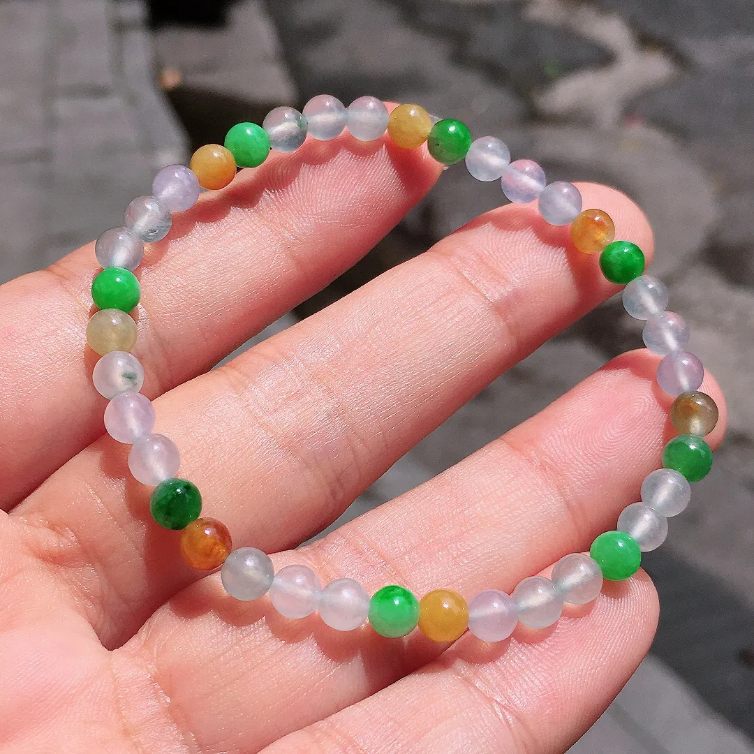 多宝珠子手串，色泽均匀艳丽，玉质细腻，荧光感超
强，饱满圆润，气质满满。