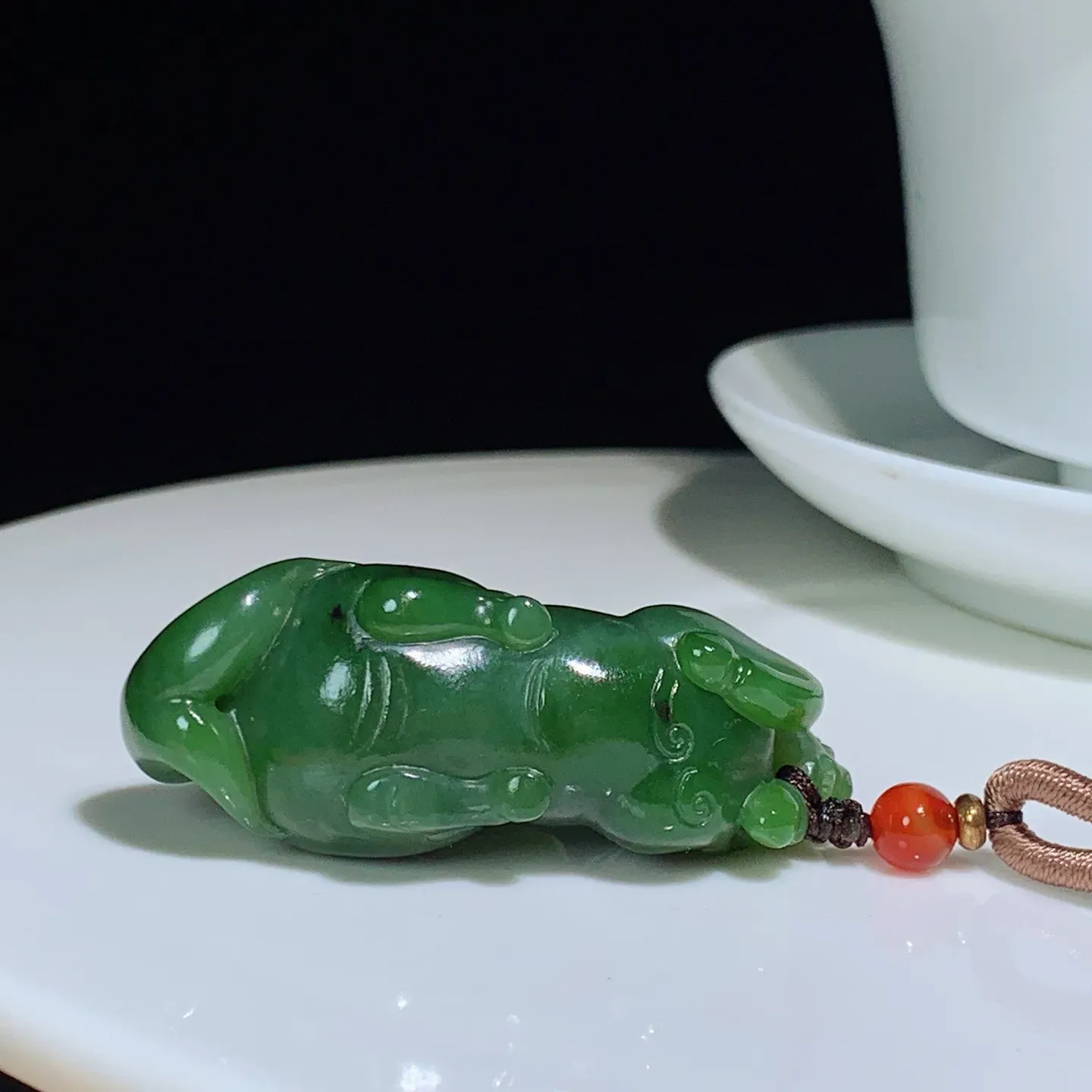 和田玉菠菜绿俄罗斯碧玉马到成功挂件 尺寸45/17/15重29克，玉质细腻油润 底色纯净 脂粉好，品质好！lt250709