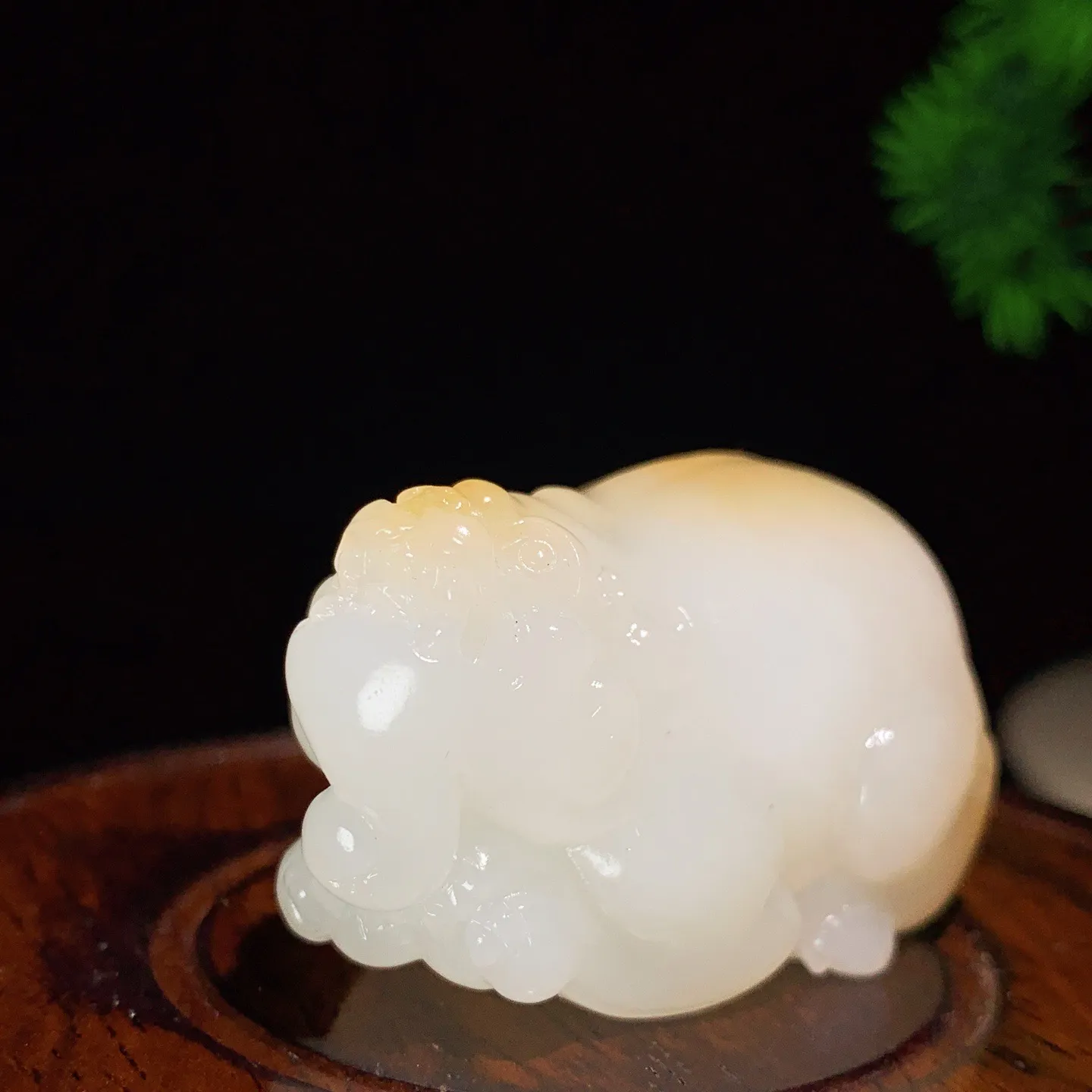 新疆且末糖羊脂白玉招财进宝挂件 尺寸46/29/26重57克，玉质细腻油润 底色纯净 脂粉好，品质好！lt250709
